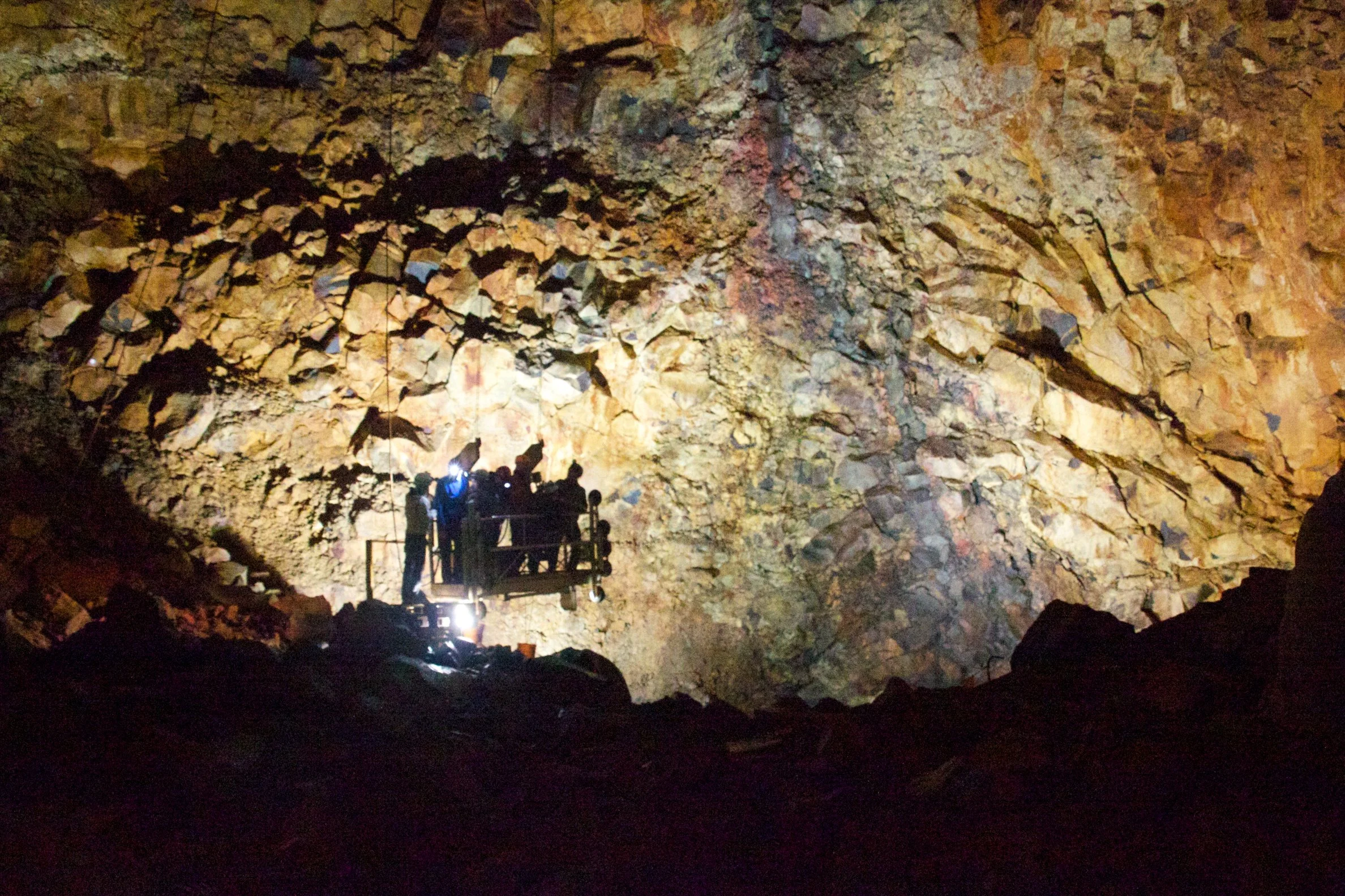 Iceland_thrihnukagigur-volcano_inside_of_crater.jpg