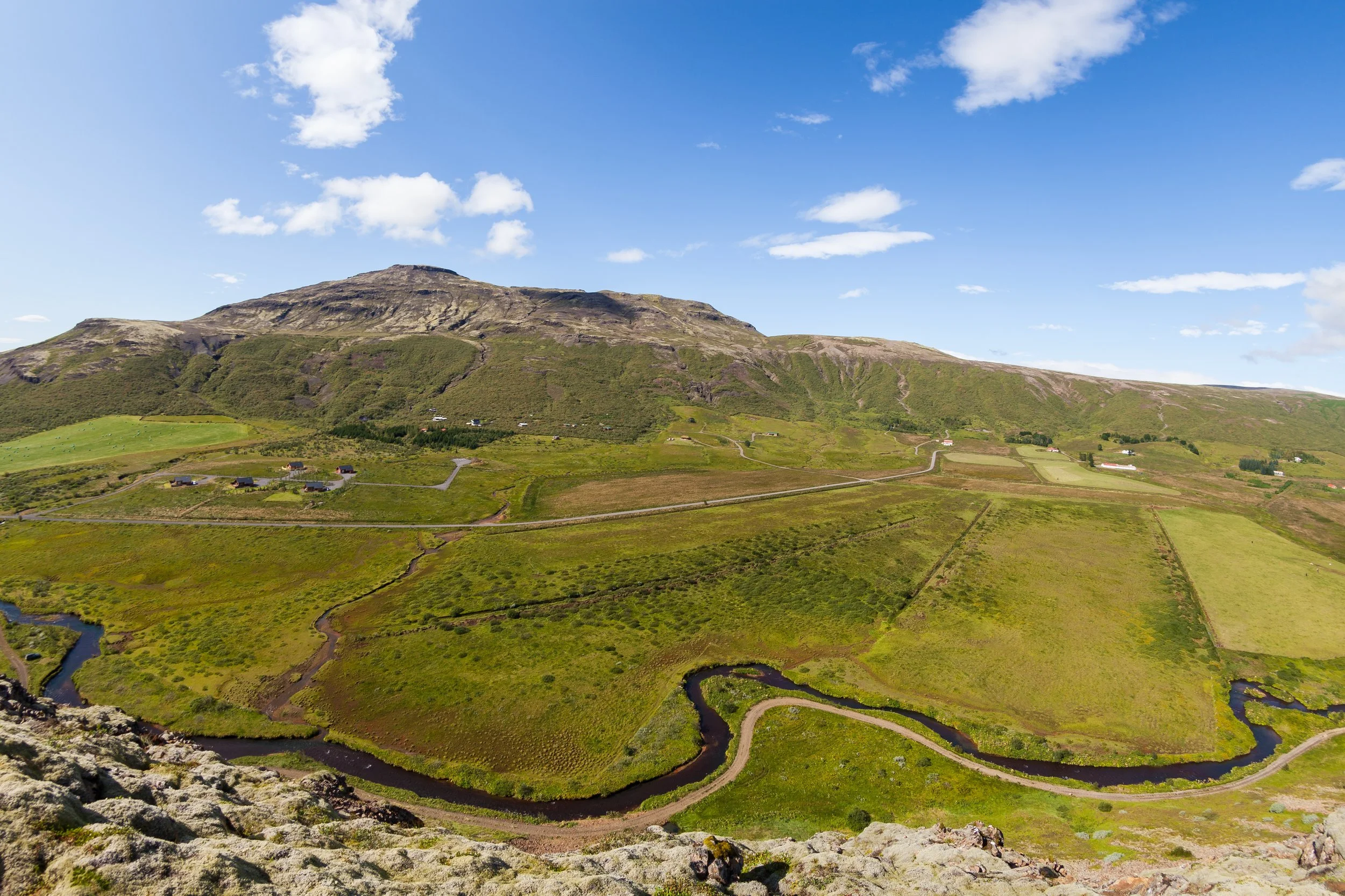 Valle_Haukadalur_desde_Laugarfjall,_Suðurland,_Islandia,_2014-08-16,_DD_102.jpg