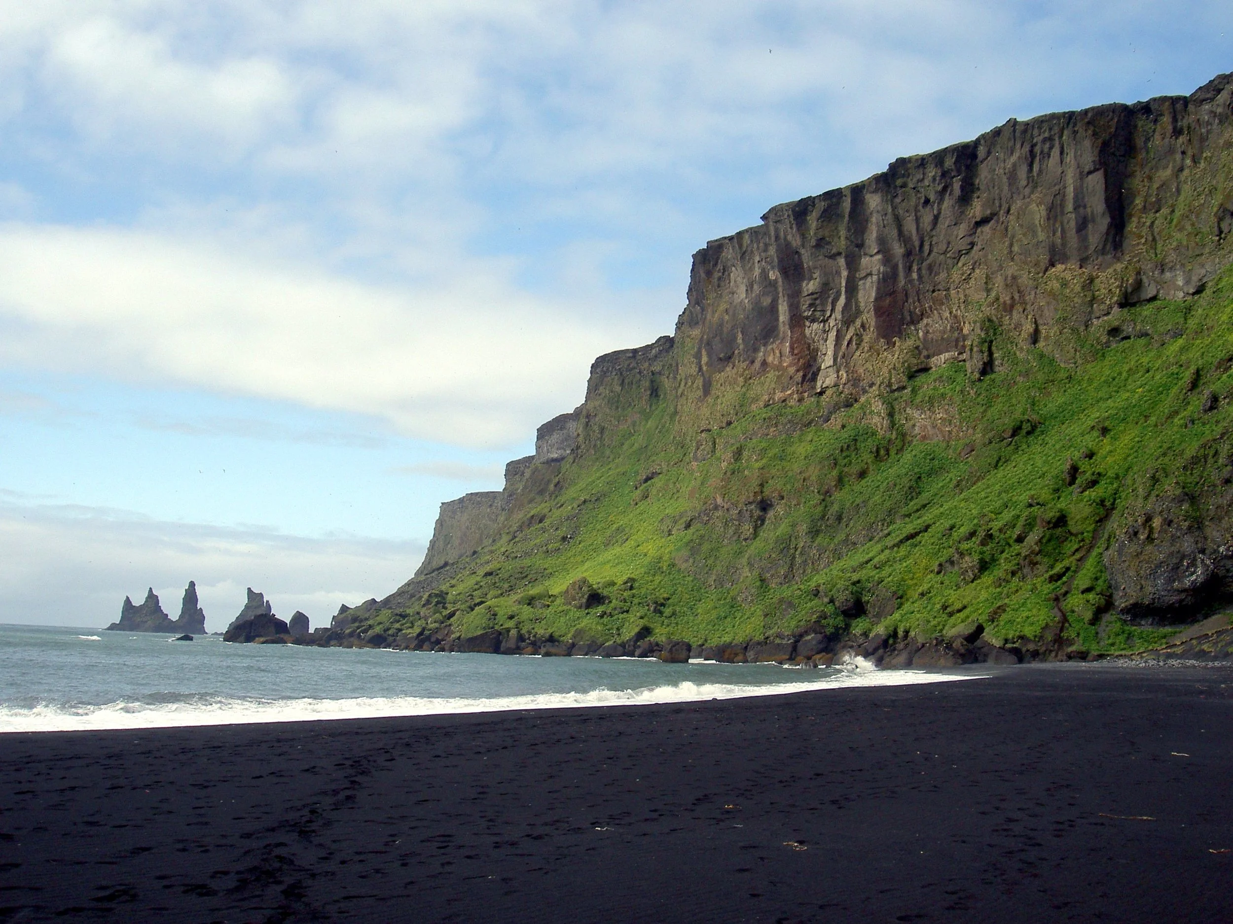 Beach_at_Vik_in_iceland_1.jpg