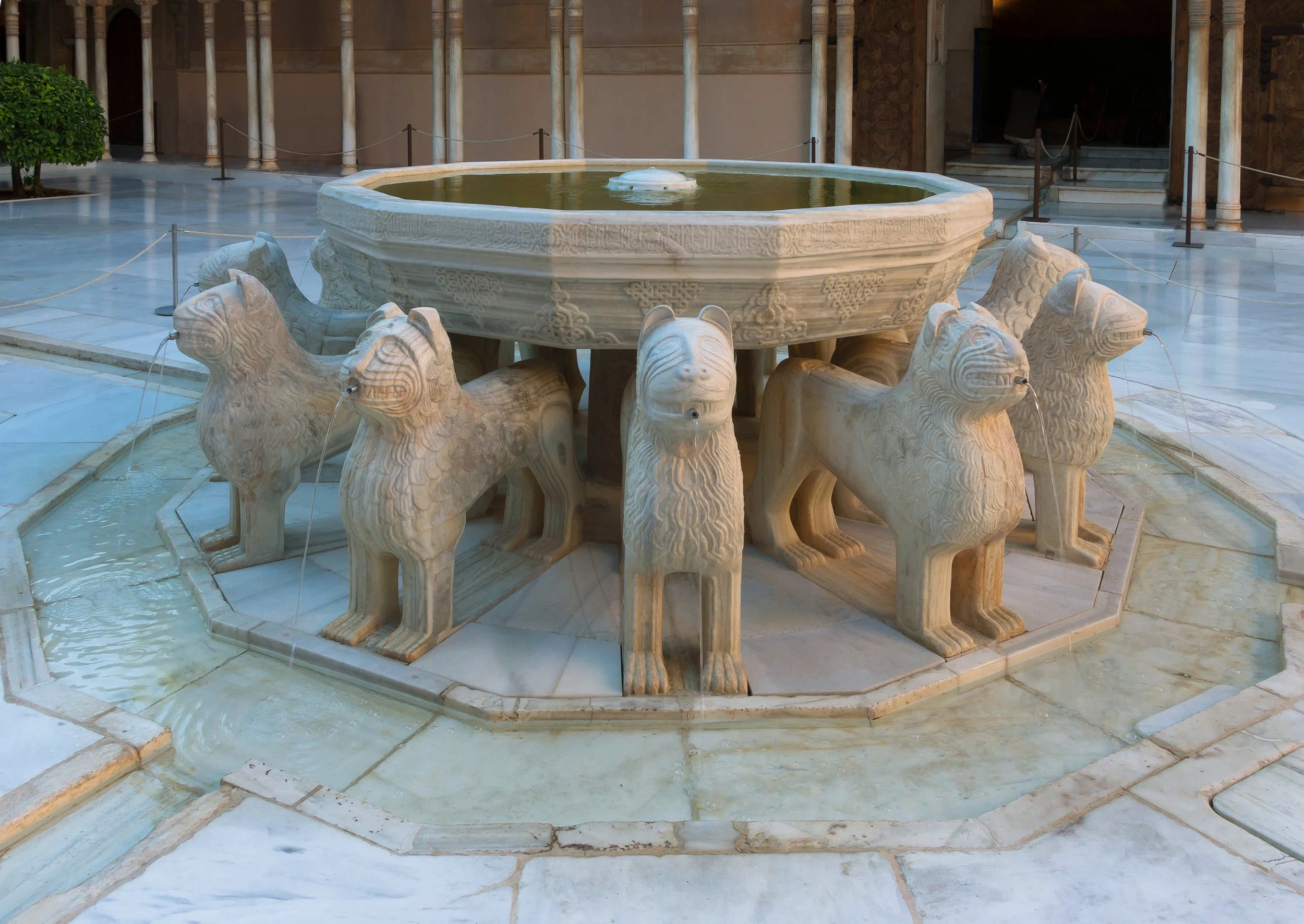 Fountain_patio_de_los_Leones_Alhambra_Granada_Spain.jpg