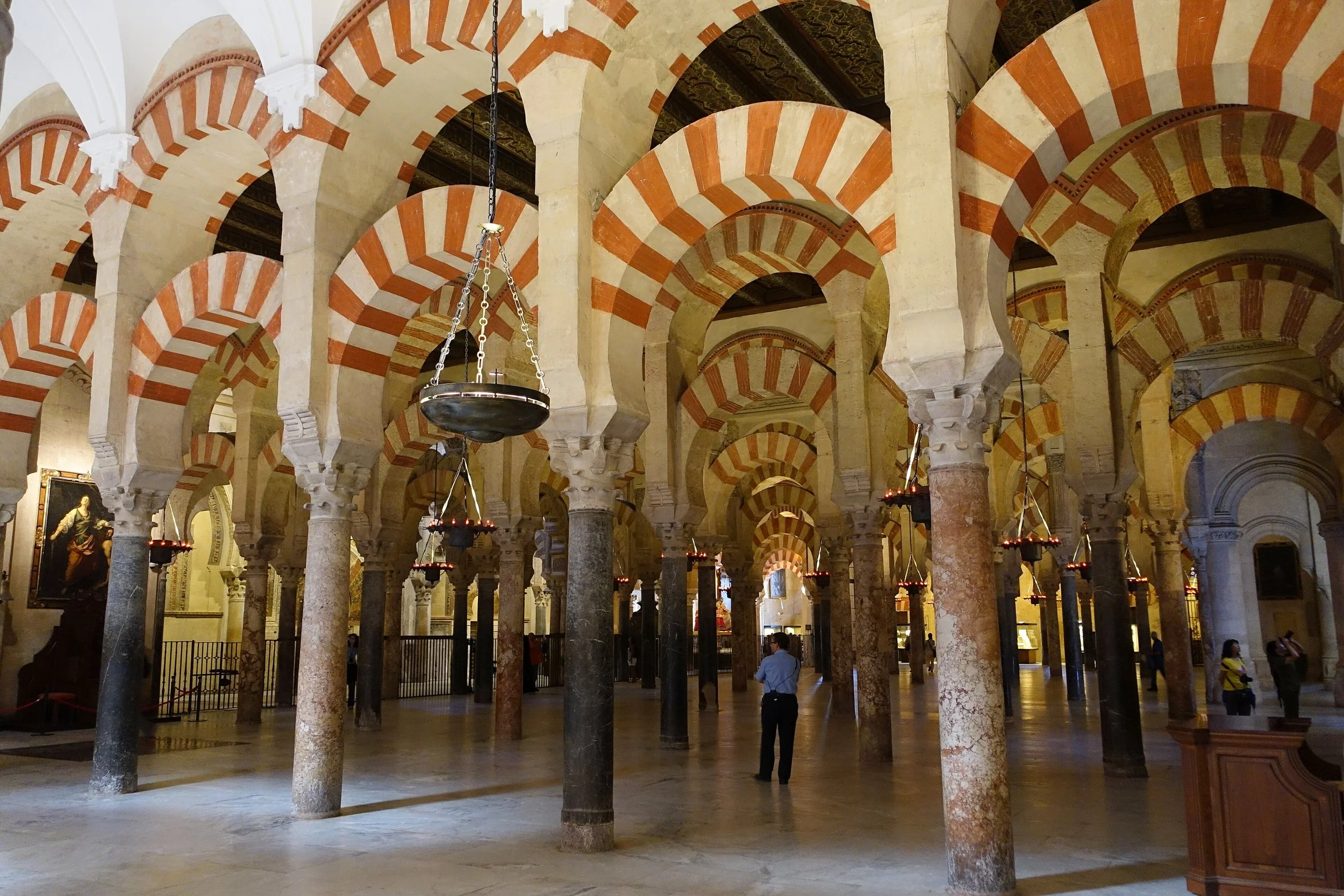 Hypostyle_hall_of_the_Mosque-Cathedral_of_Córdoba,_Spain_-_DSC07141.JPG
