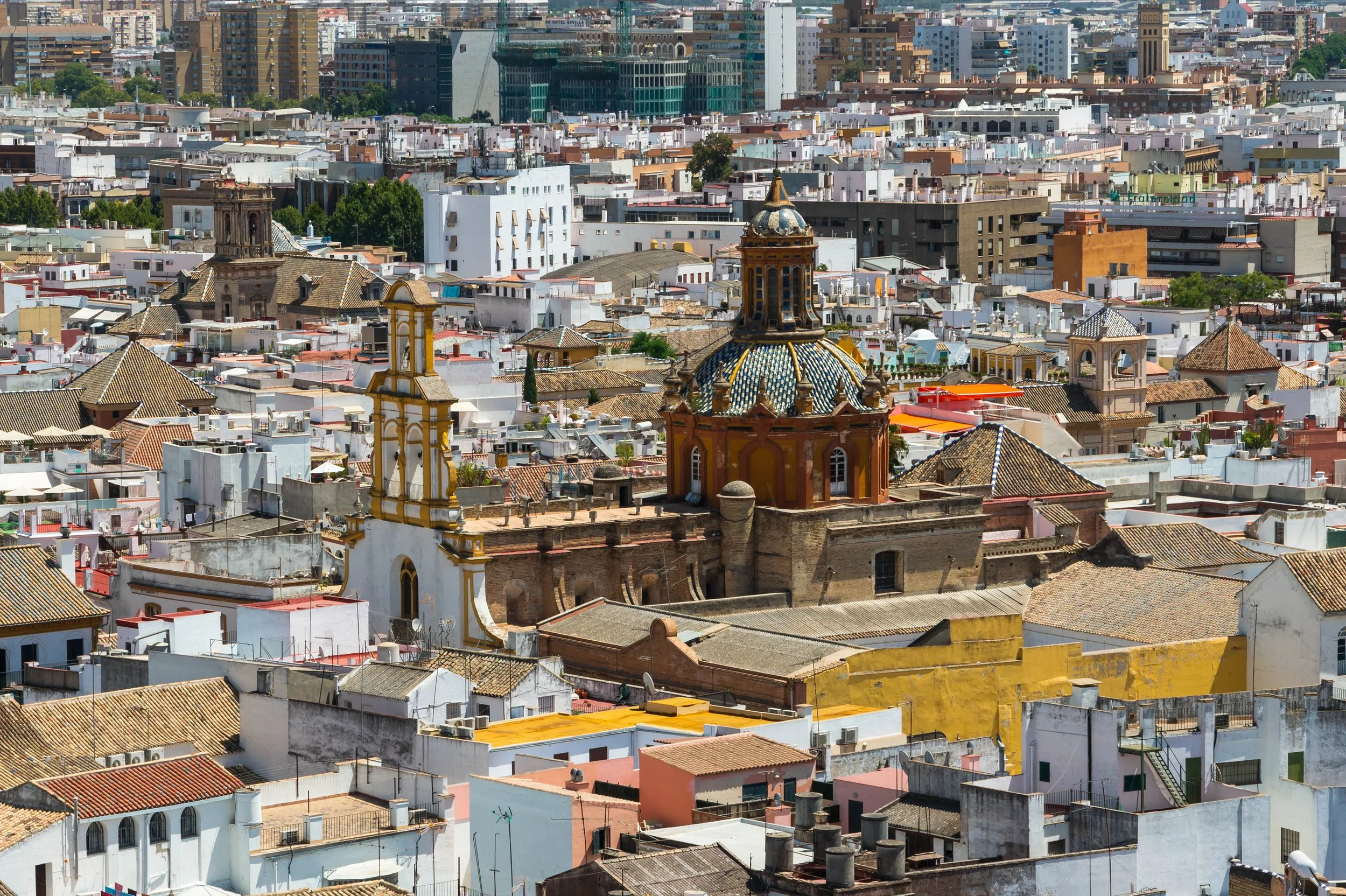 Toits_église_Santa_Cruz_Séville_Espagne.jpg