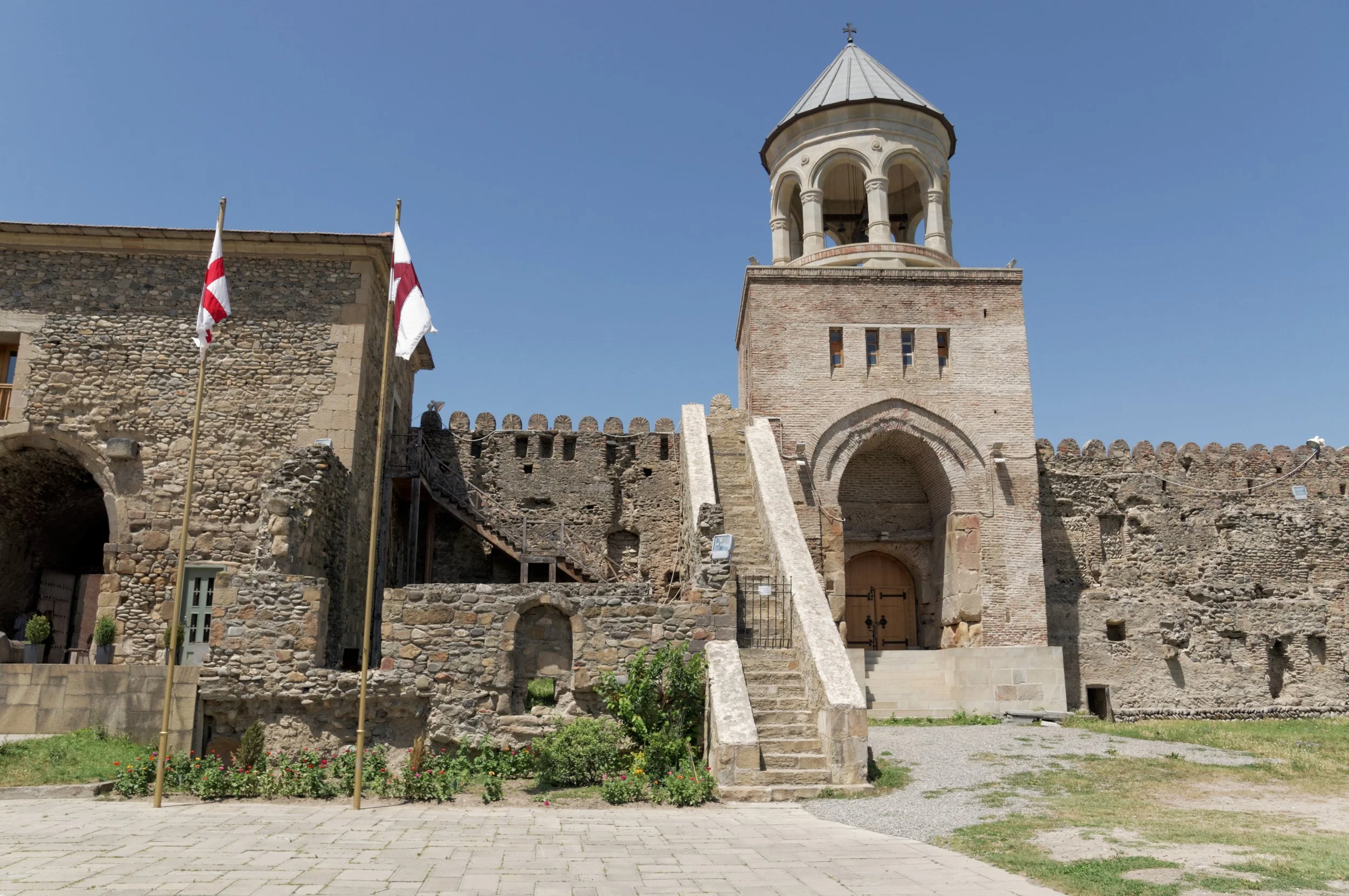 Mtskheta,_Svetitskhoveli_Tower,_Georgia.jpg