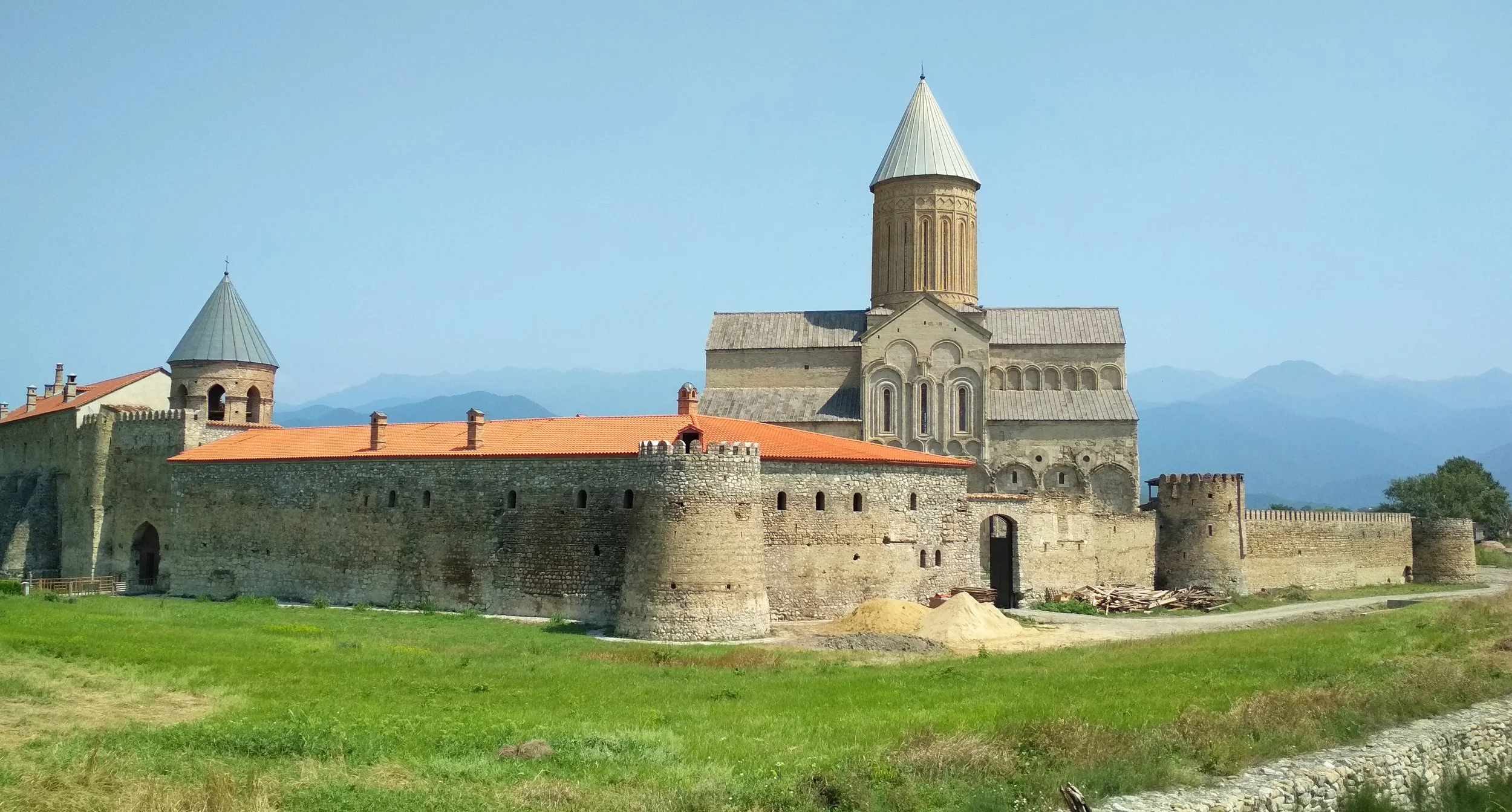 Alaverdi_Cathedral_near_Telavi_(Georgia).jpg