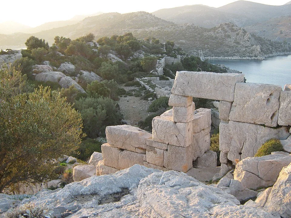 Bozuk_Kale_-_panoramio.jpg