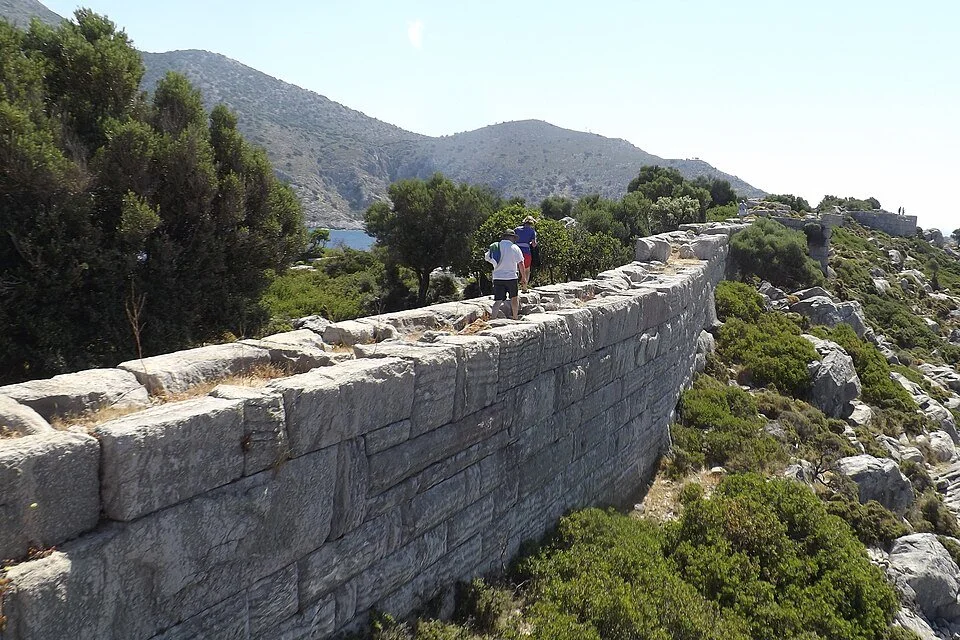 Loryma_Citadel_wall_section,_6_Jun_2013.jpg