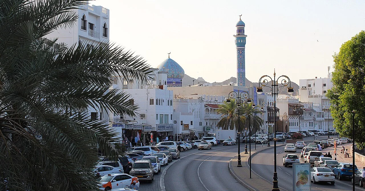 Muttrah_Mosque,_Muscat,_Oman.jpg