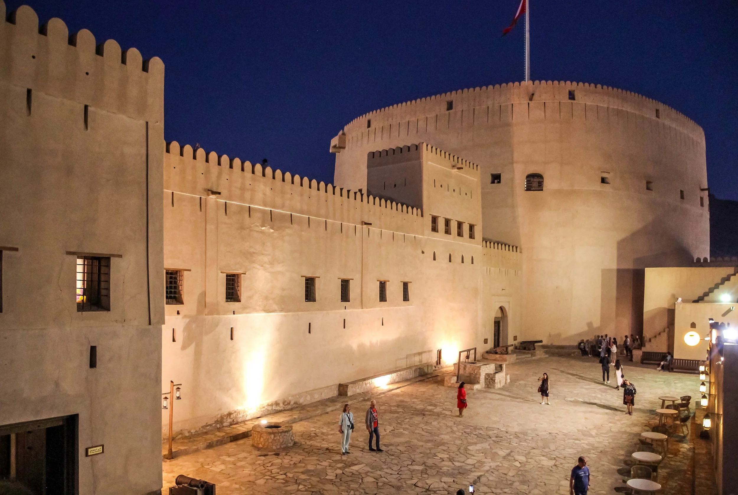 Oman,_Nizwa,_Fort_Nizwa_(at_night).jpg