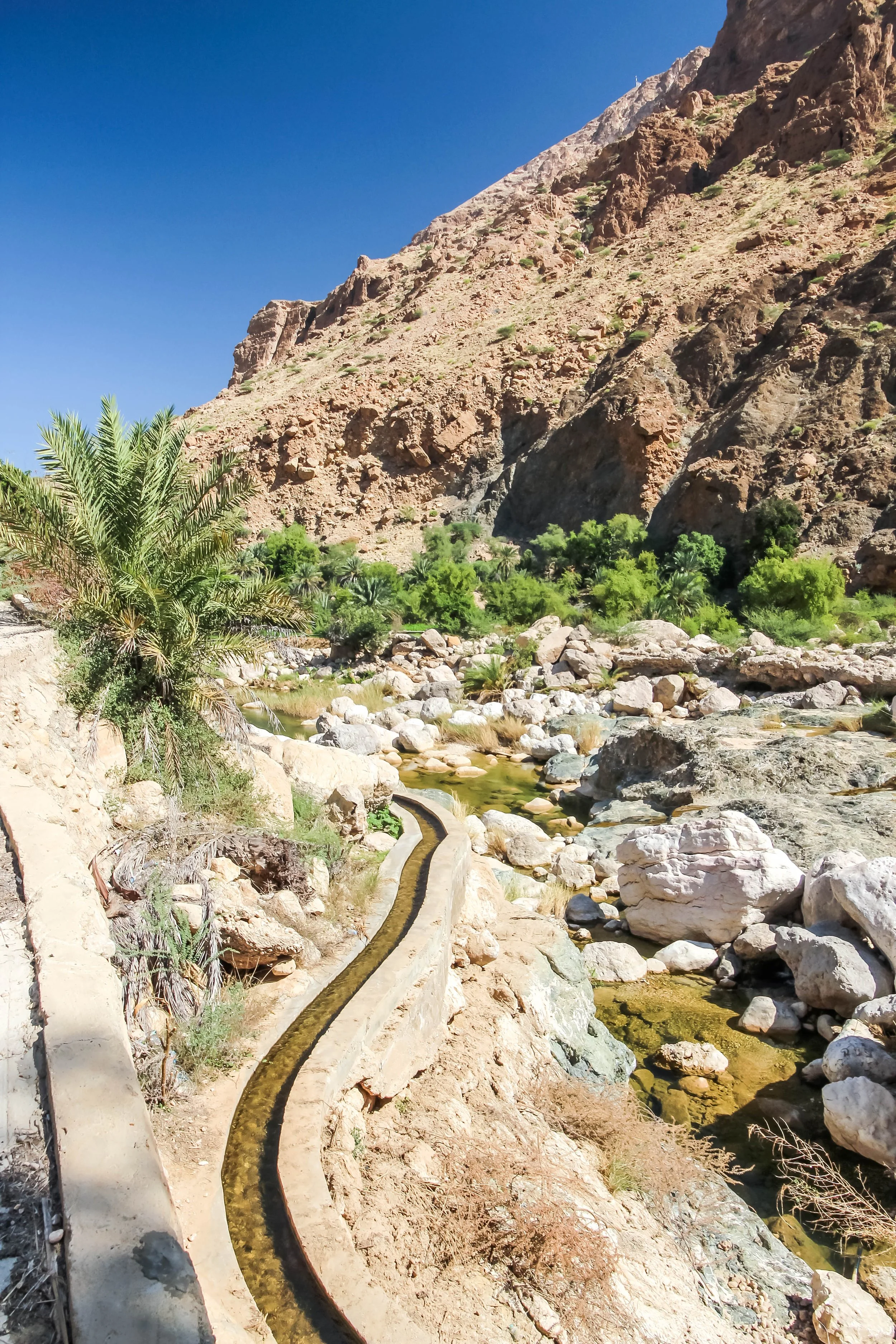Oman,_Wadi_Tiwi,_Falaj.jpg