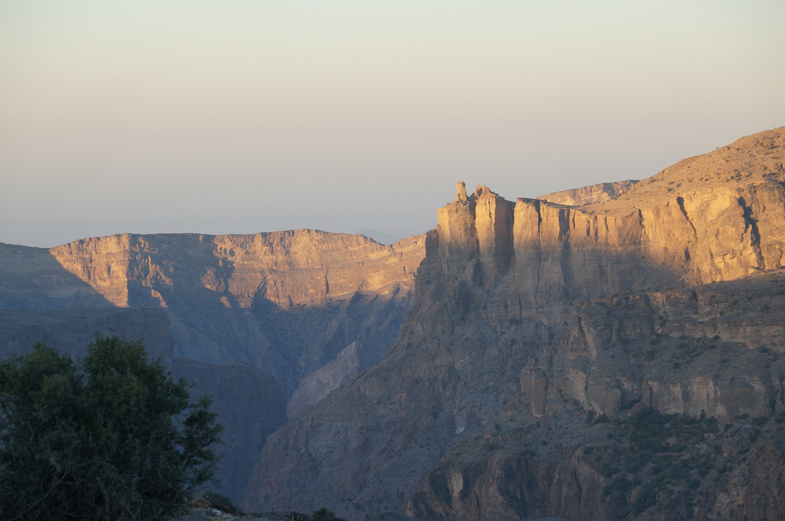 Jebel_Akhdar_–_rocks_at_sunrise.jpg