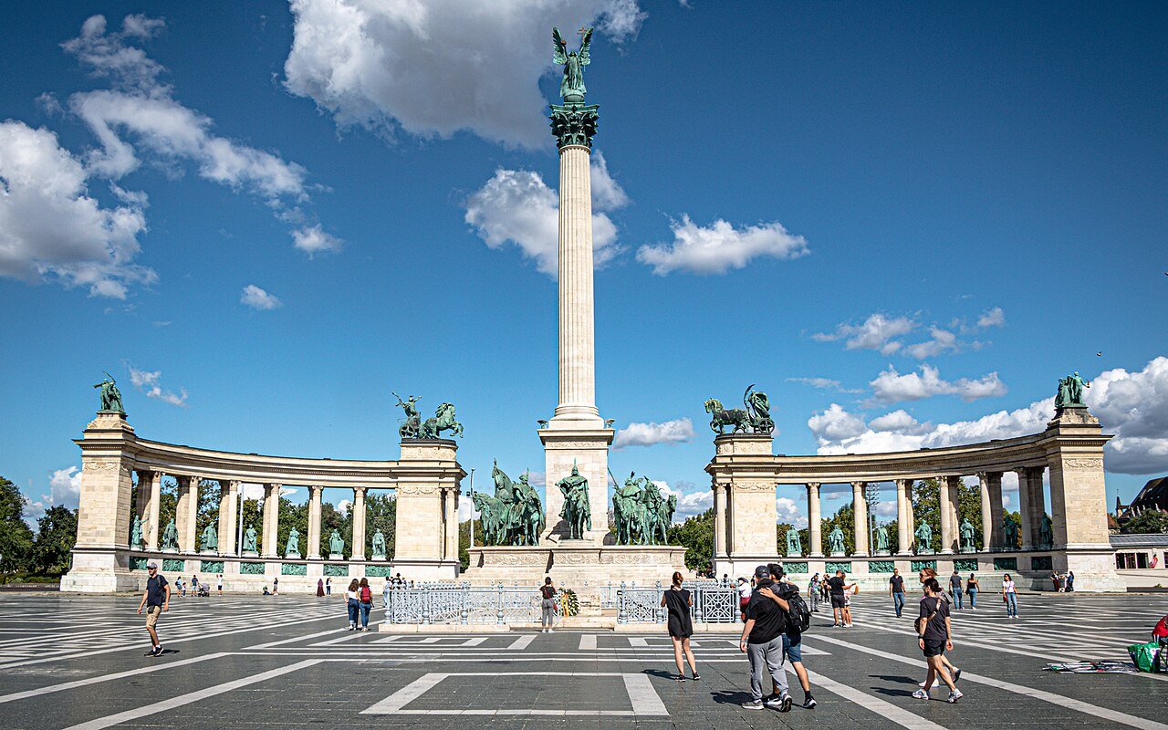 Heroes_Square_Budapest,_Hungary.jpg