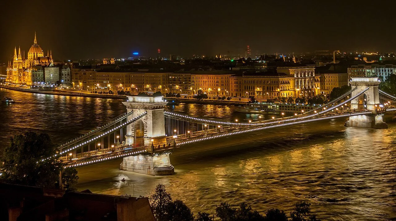 Széchenyi_Chain_Bridge_in_Budapest_at_night.jpg