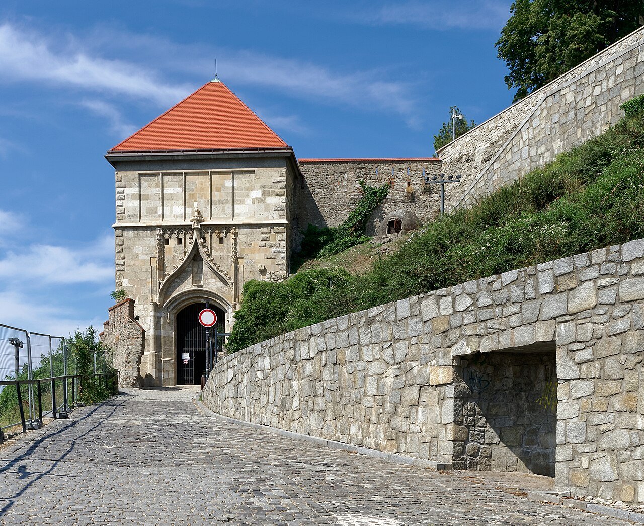 Sigismund_Gate_of_Bratislava_Castle,_20210727_1047_0308.jpg