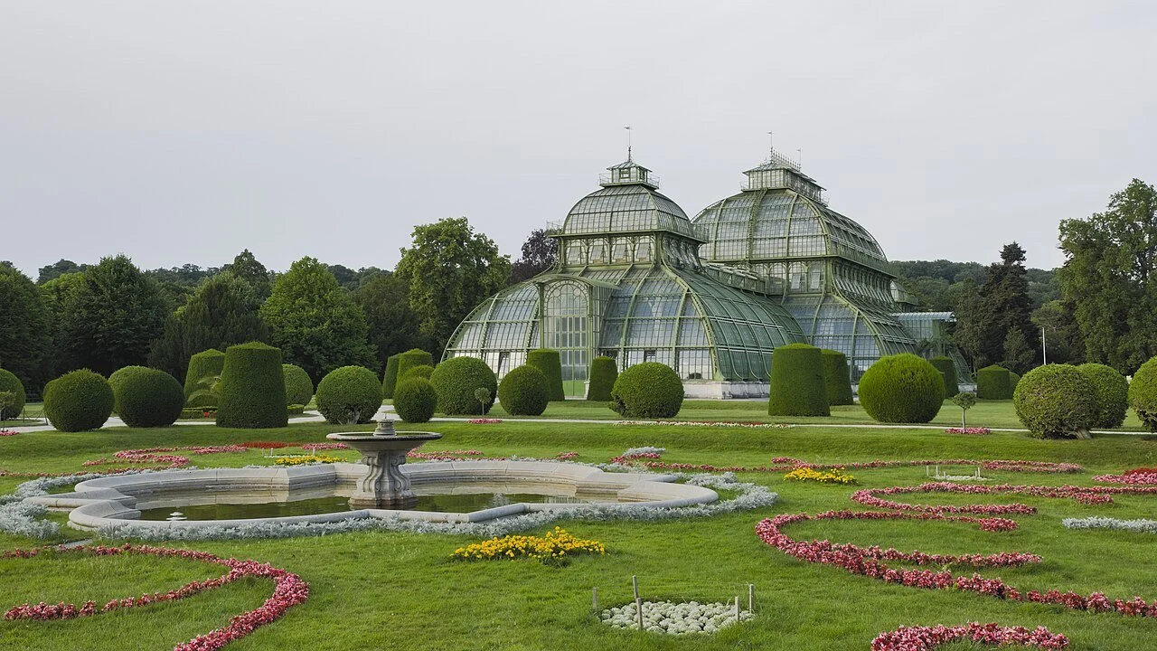 Palmenhaus_Schönbrunn_at_Schönbrunn_Palace_in_Vienna,_Austria-oblique_PNr°1000.jpg
