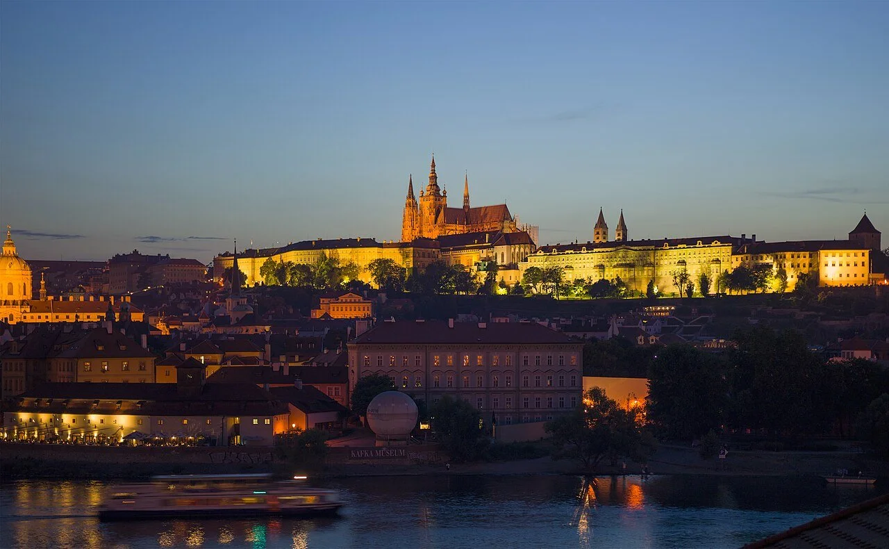 Czech-2013-Prague-Prague_Castle_at_dusk.jpg