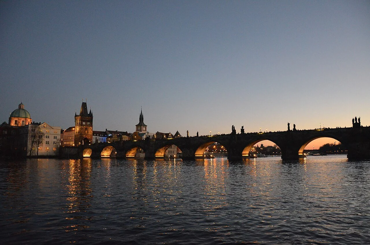 Karlův_most_večer_-_Charles_Bridge_in_the_evening.JPG