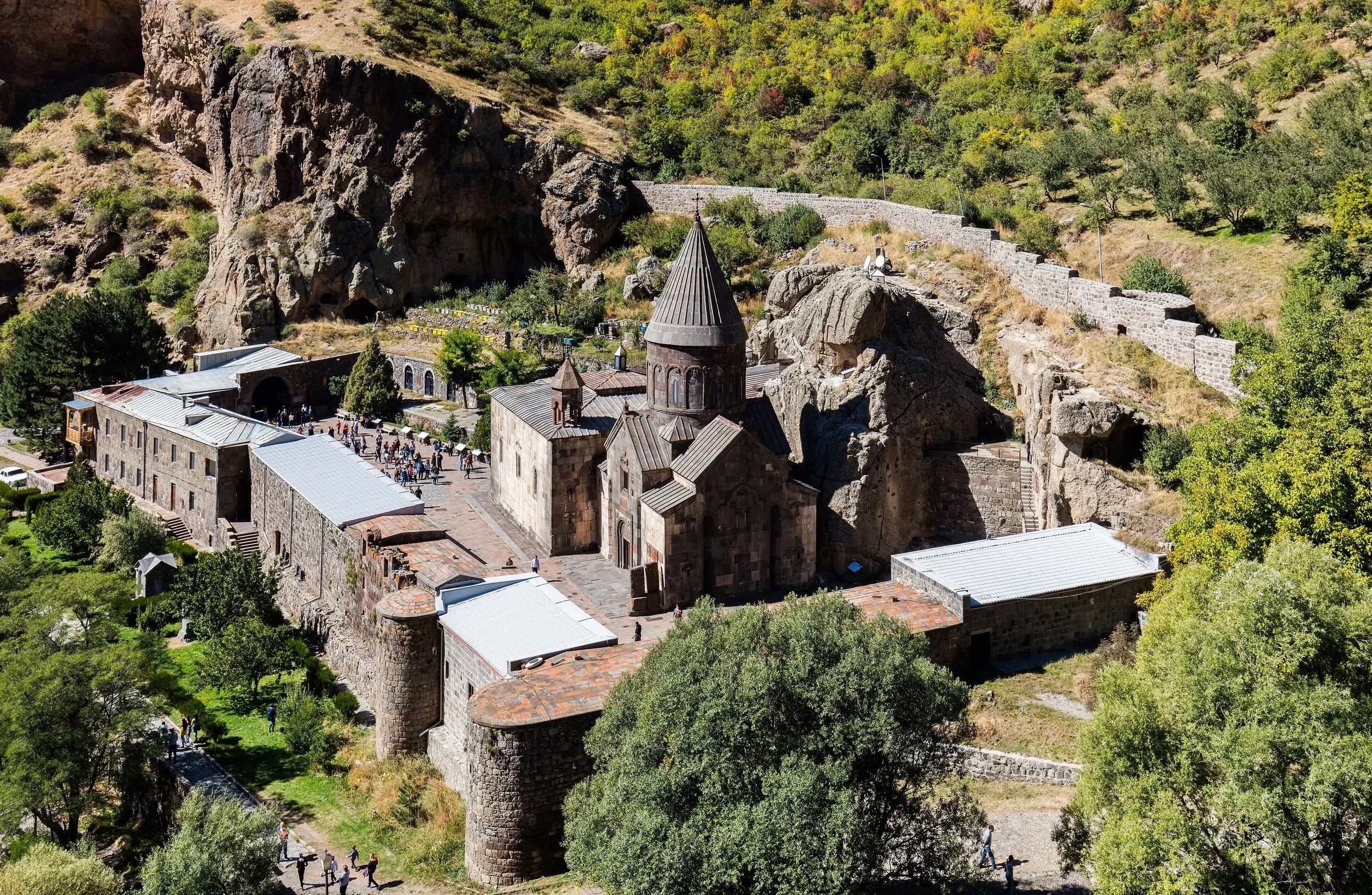 Monasterio_de_Geghard,_Armenia,_2016-10-02,_DD_63.jpg