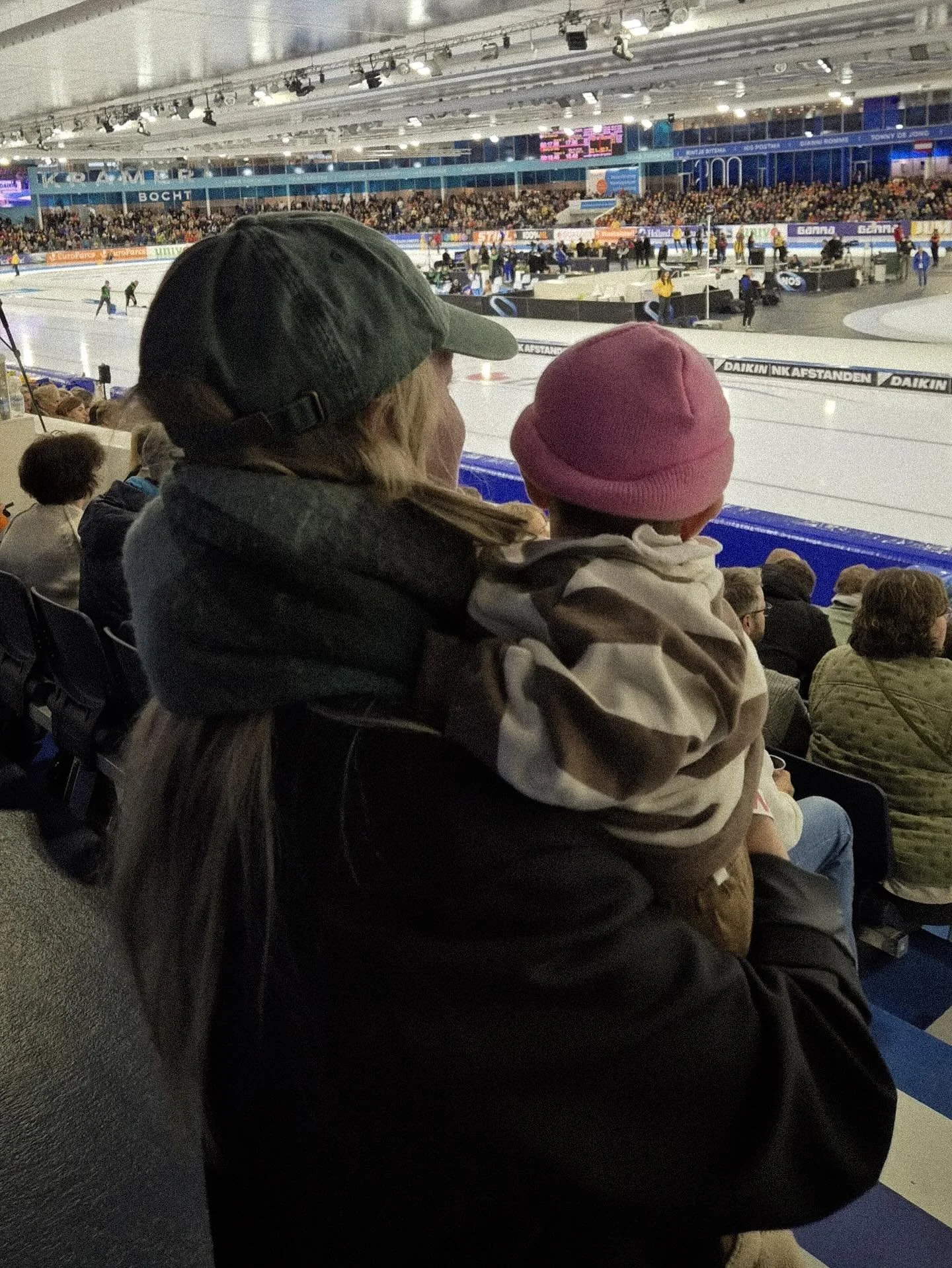 Moos houdt van Thialf en Thialf houdt van Moos. 🩷🥹

Samen heel hard de schaatsers van @team_novus_skating aangemoedigd tijdens het NK schaatsen.