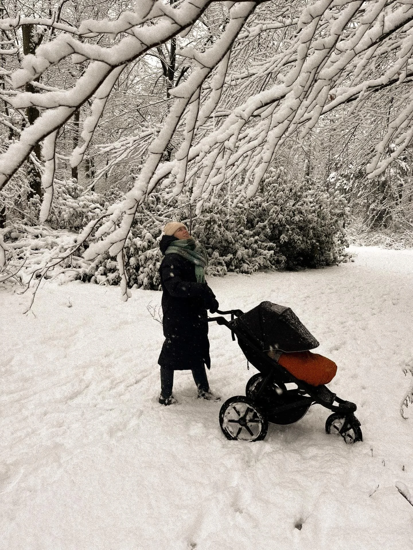 Zo vroeg mogelijk, zo vaak mogelijk en zo lang mogelijk naar buiten! Dit zijn momenten die later herinneringen blijken te zijn. 🤍❄️⛄️