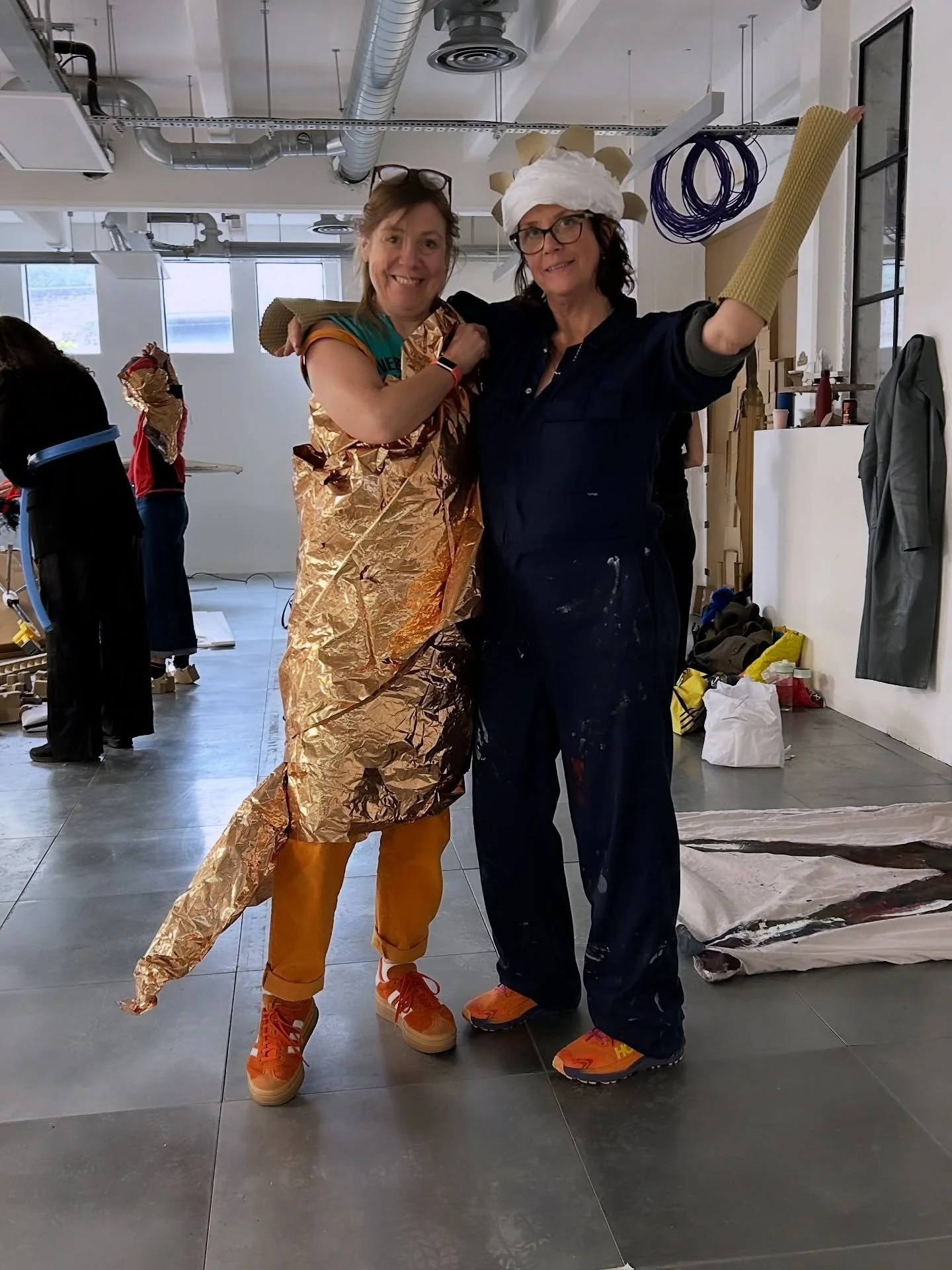 Following the buzz of &lsquo;Side Sweep&rsquo;, we gathered again &mdash; this time to play!
 @emmalouisesculpture &amp; @tessabrownlondon, two of our brilliant Kindred artists, held space for an improv workshop where raw materials turned into sculpt