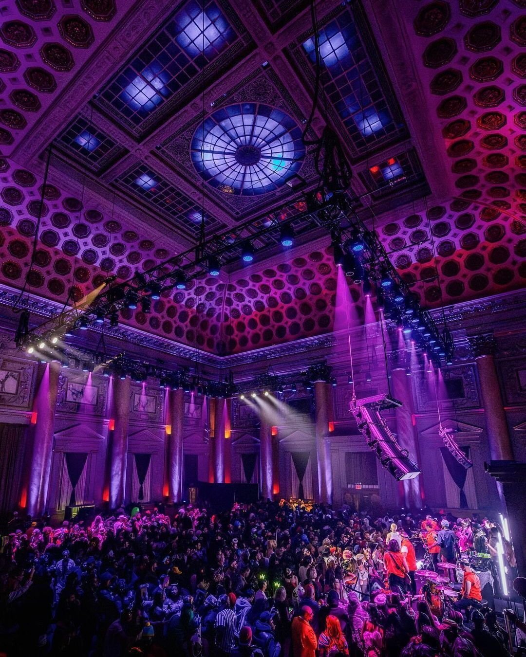 History is brought to life at Capitale New York, a venue occupying the former Bowery Savings Bank. Built in 1895, venetian glass, marble mosaic floors, corinthian columns, carved limestone, and a 65-foot ceiling define the space. While this brings tr