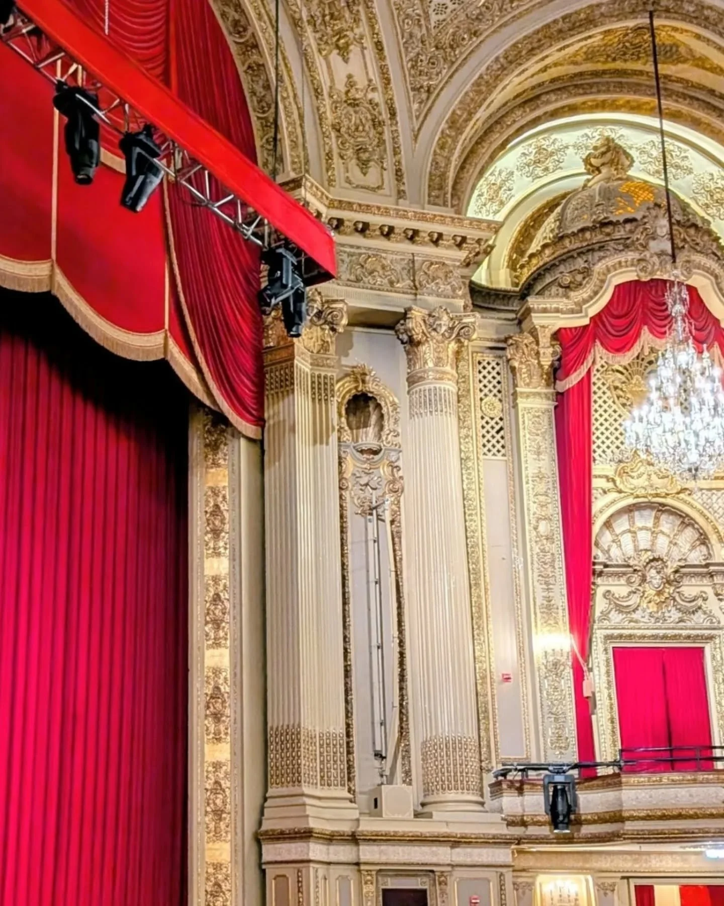 Electronic precision meets architectural elegance at the historic Boston @citizensoperahouse

For the @bostonballet Spring Experience production of William Forsythe&rsquo;s Herman Schmerman, featuring the high-energy electronic score by Thom Willems,