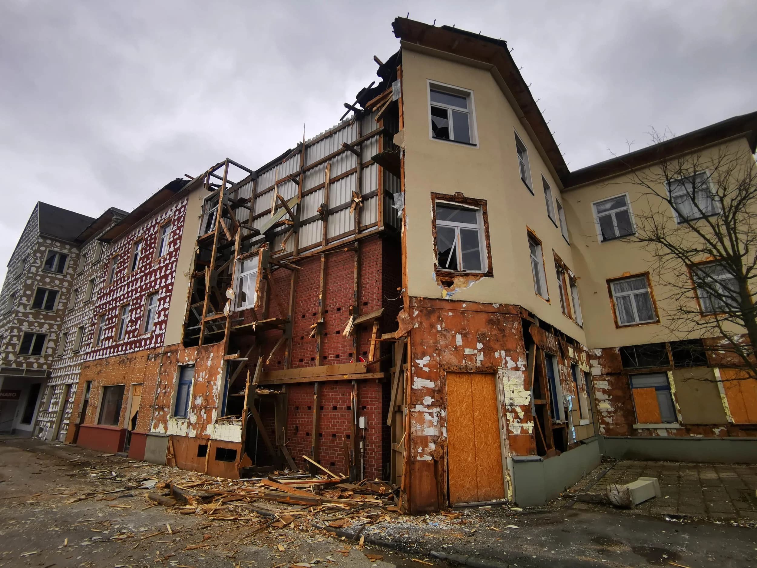 Fassadenabbruch beim  WDR Köln Lindenstraße durch Steeg Abbruch