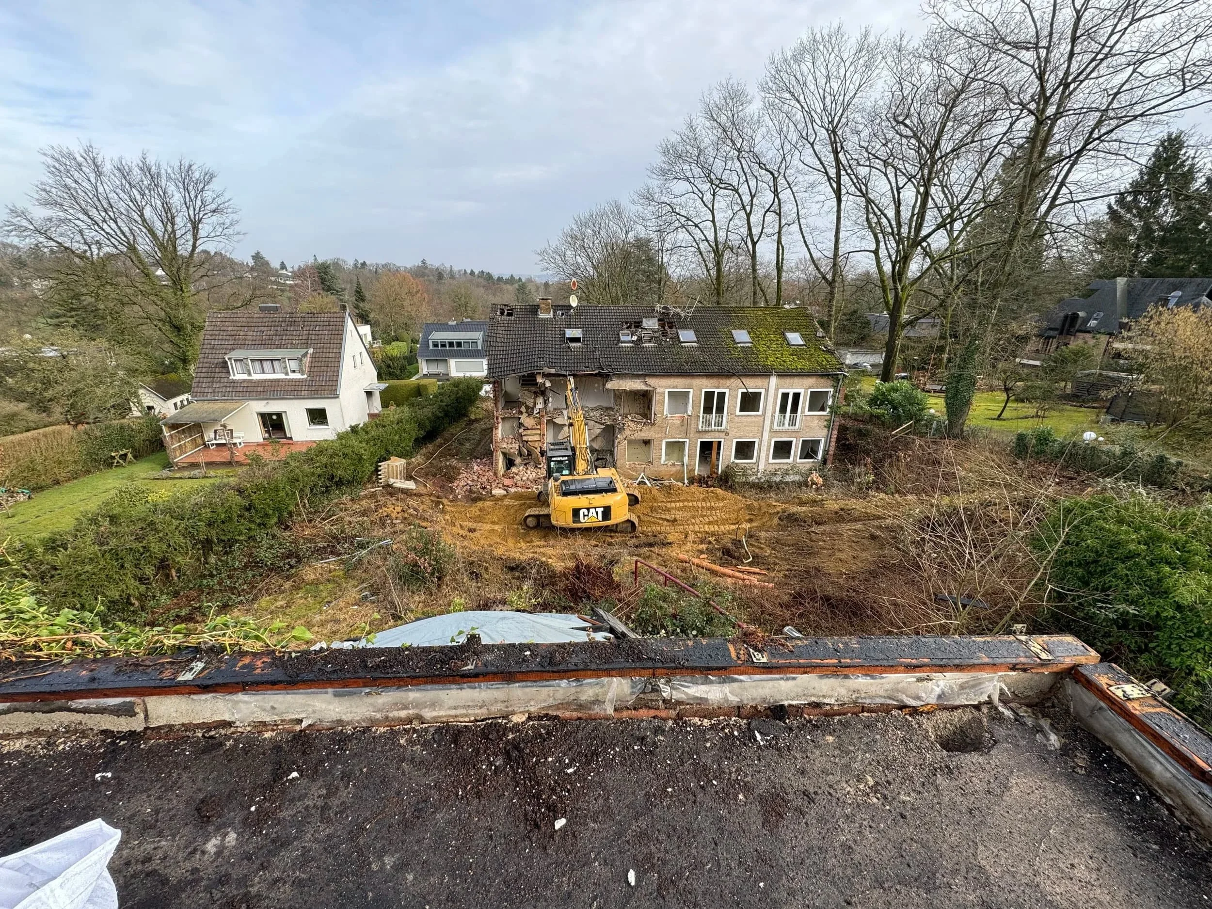 Abbruch eines  Mehrfamilienhaus in Aachen mit einem Bagger durch Steeg Abbruch