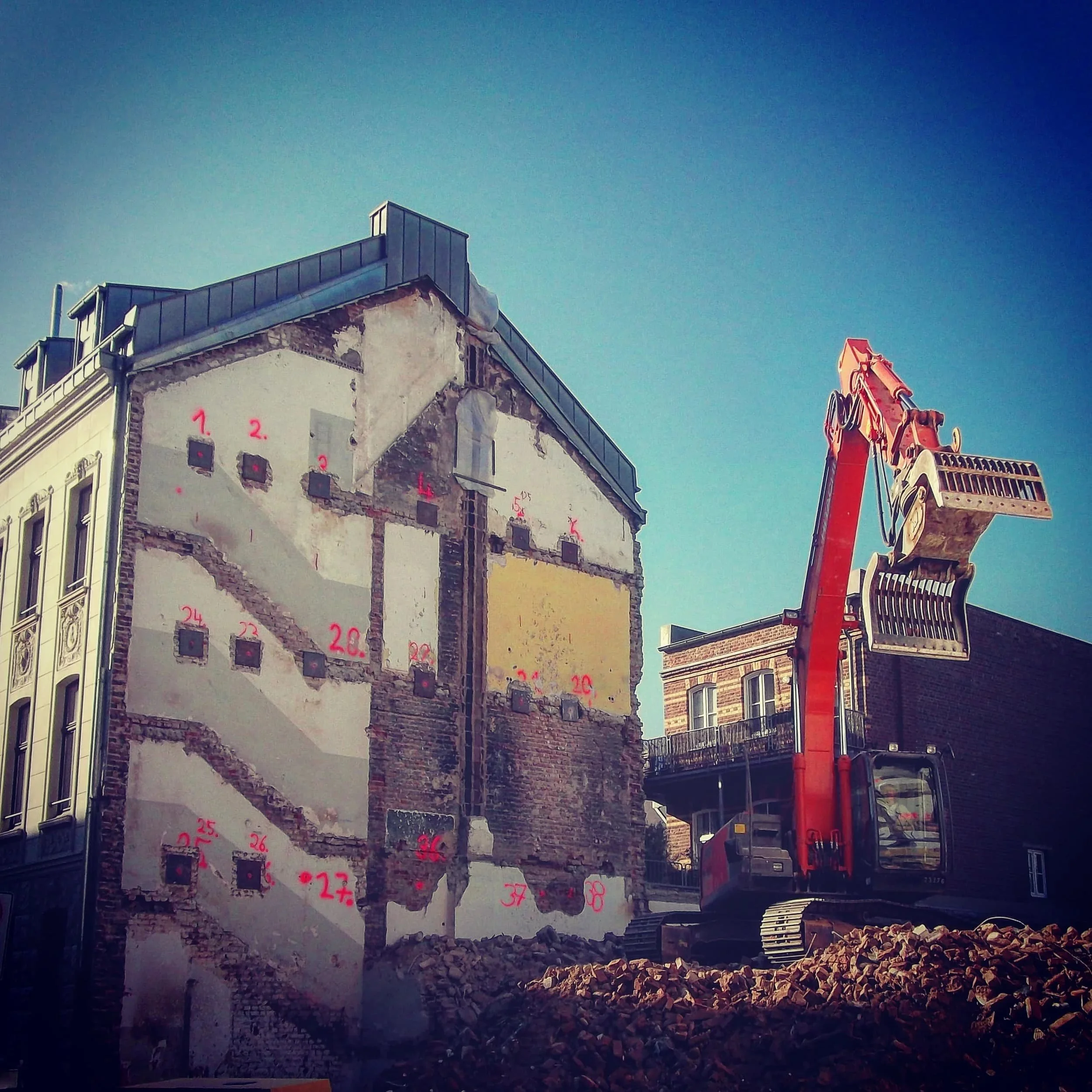 Abbruch eines Mehrfamilienhausen durch Steeg Abbruch am Neptunplatz in Köln Ehrenfeld