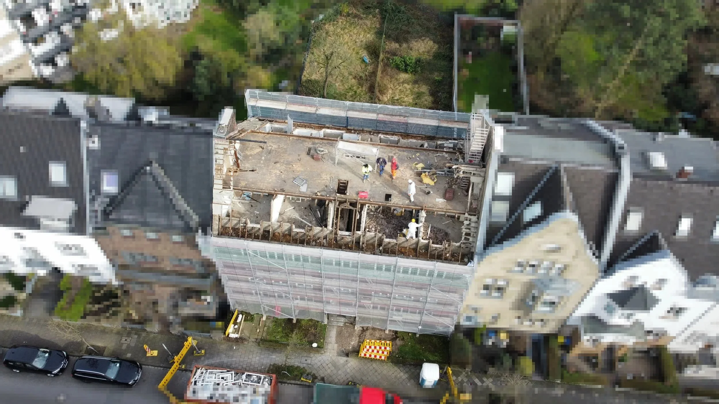 Abbruch des Dachstuhls eins Mehrfamilienhaus in Düsseldorf durch Steeg Abbruch