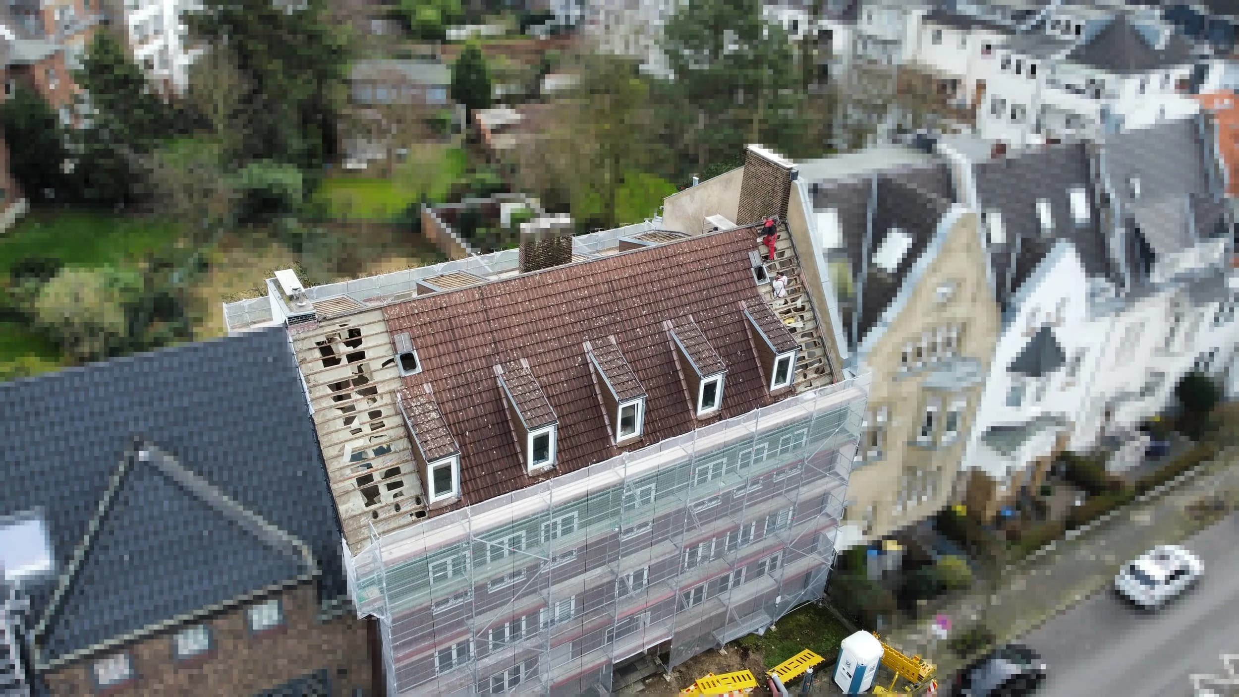 Abbruch der Dacheindeckung eins Mehrfamilienhaus in Düsseldorf durch Steeg Abbruch