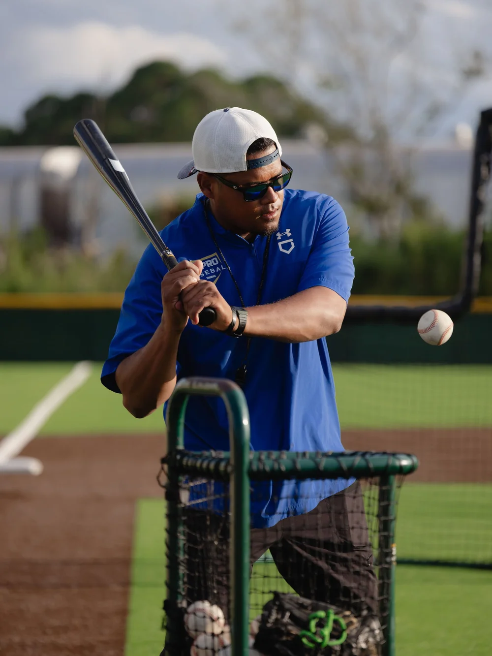 Coach Argenis D&iacute;az working with an academy player