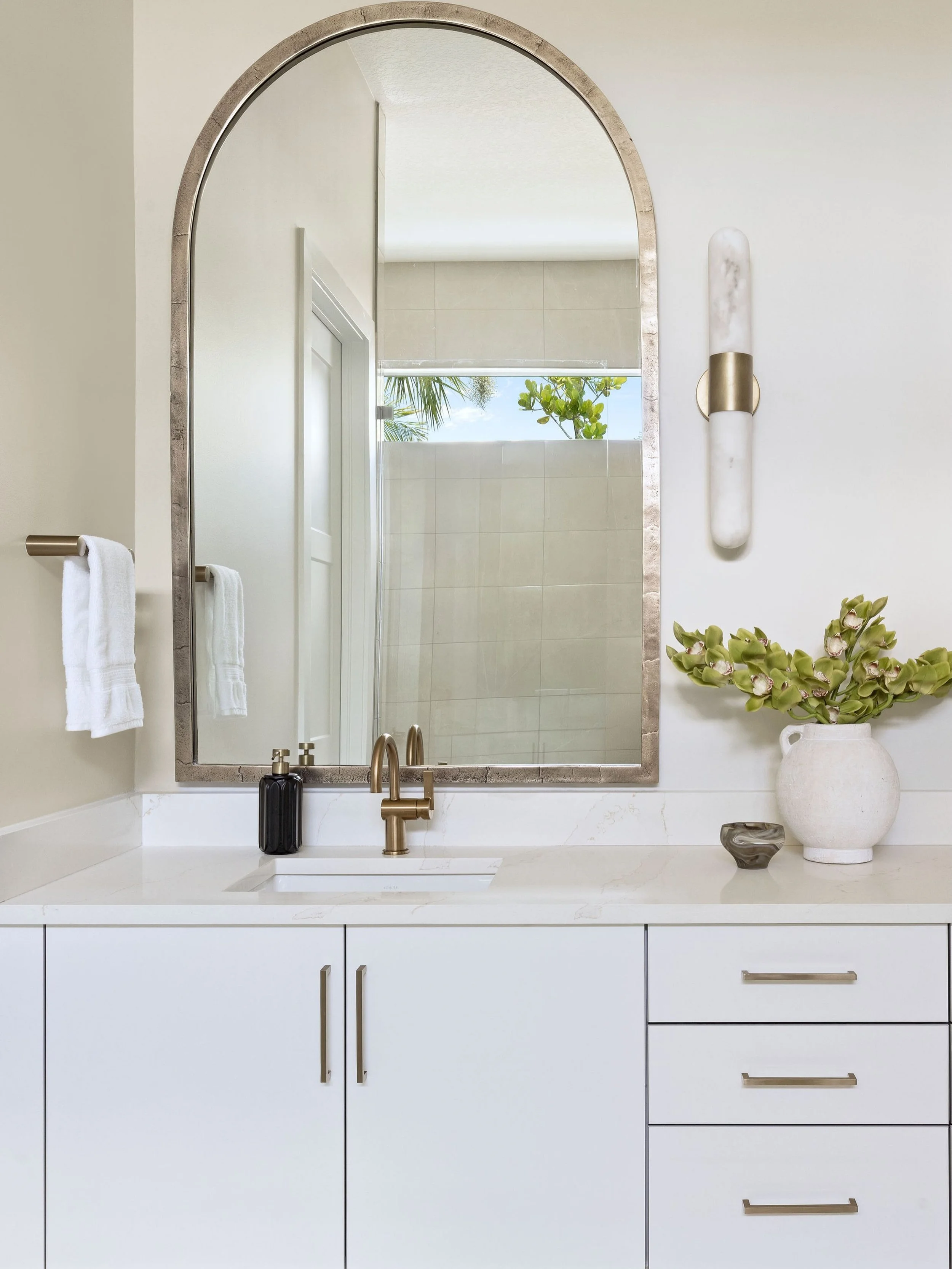 You deserve the simple peace your bathroom could give you 😴

#LuxuryInteriors #Friyay #BathroomGoals #InteriorDesign #PalmBeachGardens