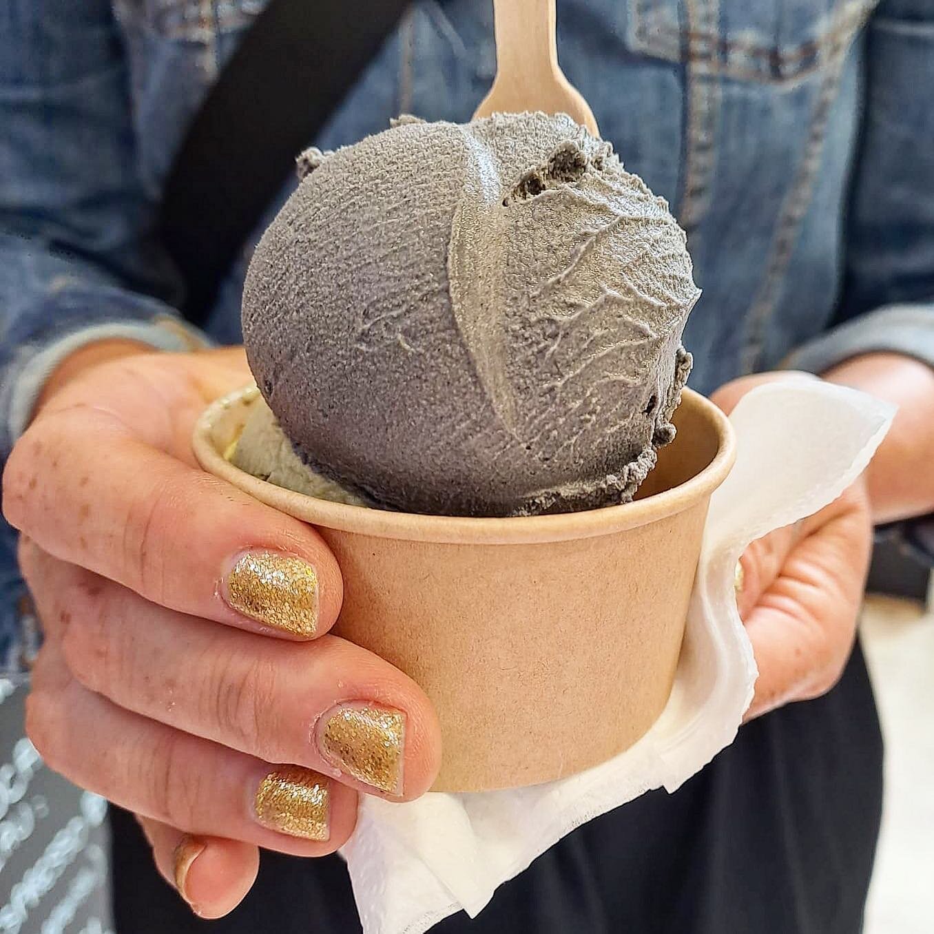 13h31, pause gourmande haute en saveurs pour la toute premi&egrave;re cliente du jour : S&eacute;same Noir et matcha...

Voyage en Asie avec deux des toutes nouveaut&eacute;s de M&eacute;m&eacute; Simone. &Ccedil;a vous tente ?

#glaces #glacesartisa