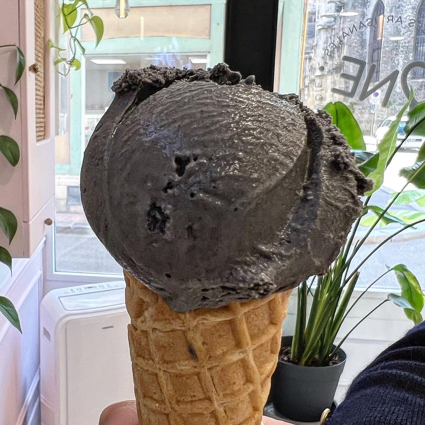 S&eacute;same &ocirc; S&eacute;same, ouvre-toi ! Du nouveau chez M&eacute;m&eacute; Simone : la glace au S&eacute;same Noir est une invitation au plaisir... Par ici les gourmand.e.s !

Secret du patron : le s&eacute;same noir se marie aussi bien avec