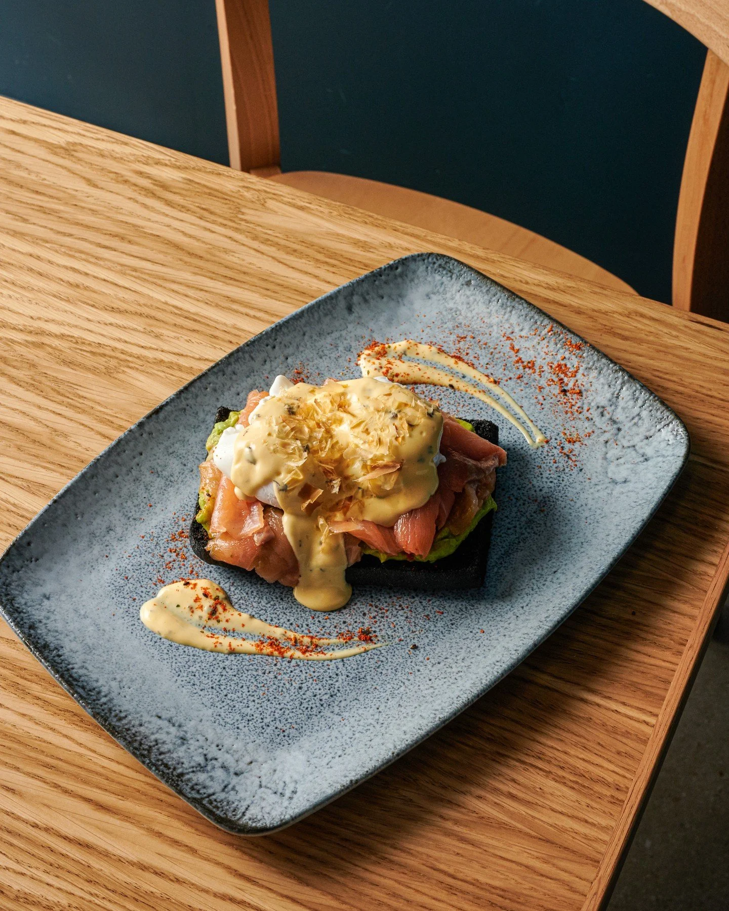Have you tried our hot brunch plates yet?
Smoked salmon and avocado crush on our unique toasted charcoal bread, topped with two poached eggs, nori hollandaise and bonito flakes. | £11.50