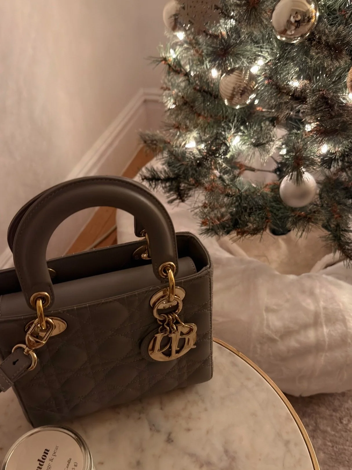 It&rsquo;s beginning to look a lot like Christmas&hellip; 🎄🦌✨

#ChristmasInNYC #UpperWestSide #NYCHolidays #QuietLuxury #WinterInNewYork

Christmas in NYC, Upper West Side Christmas, New York in December, NYC holiday season, cozy winter days in New