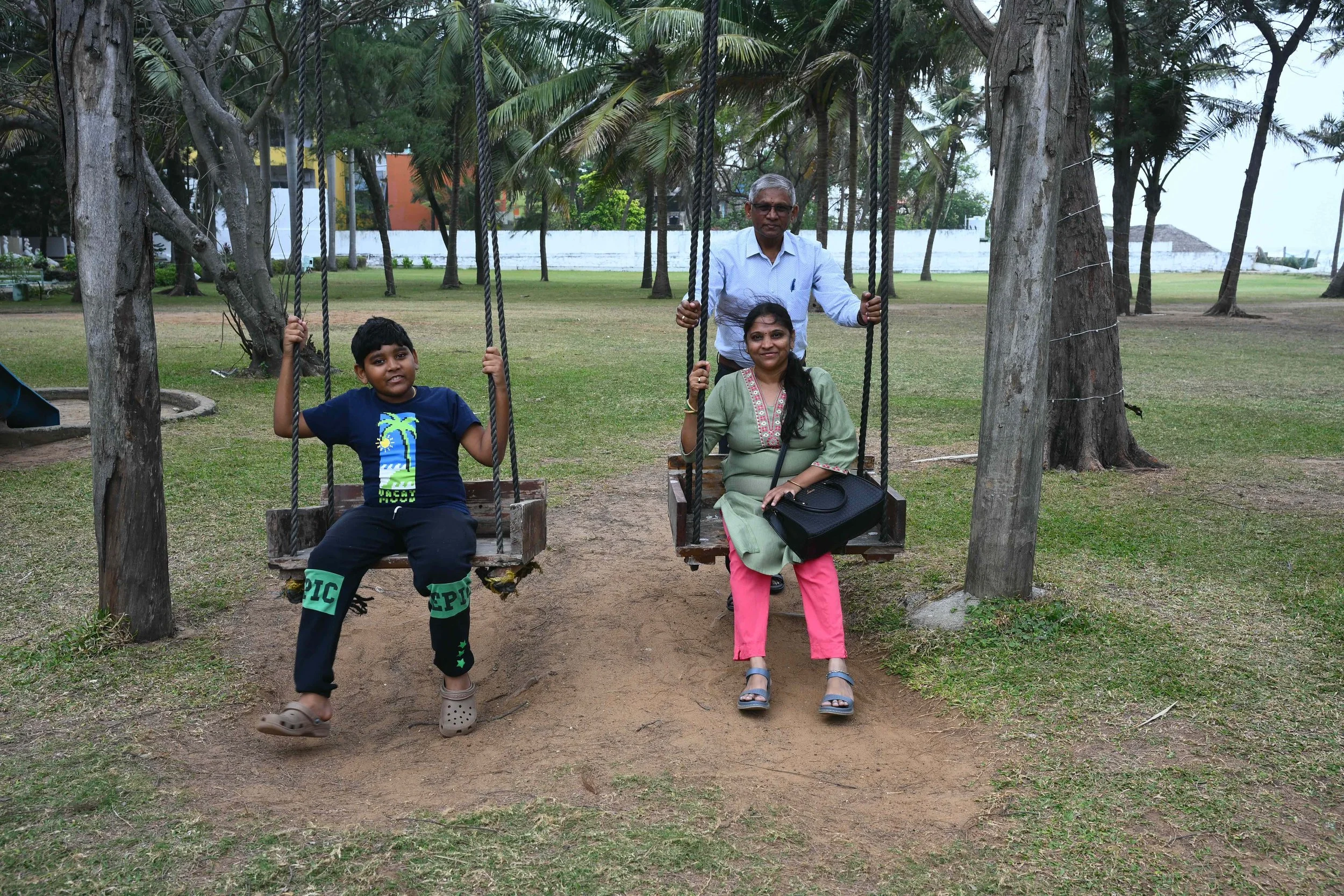 நல்லதொரு குடும்பம், பல்கலை கழகம். Kalimuthu with his family members: his third son Dikshaanth and dear wife Ponmalar.