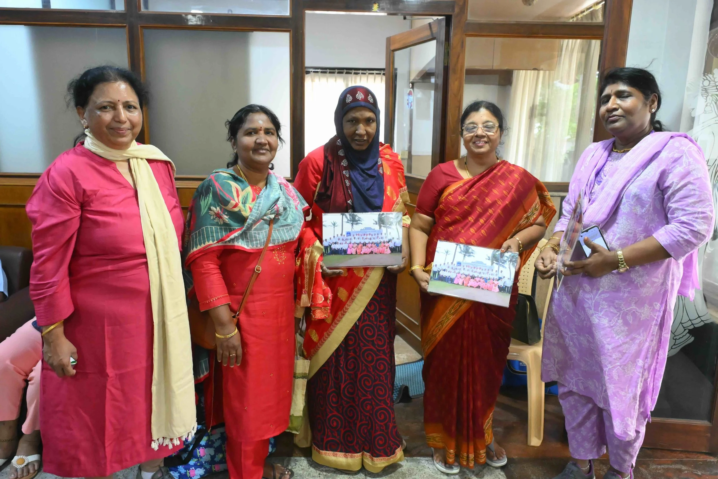 Sadhana, Shanthi, Umsalmal and Subeidha tell Bharathi that they had fun here at the reunion.