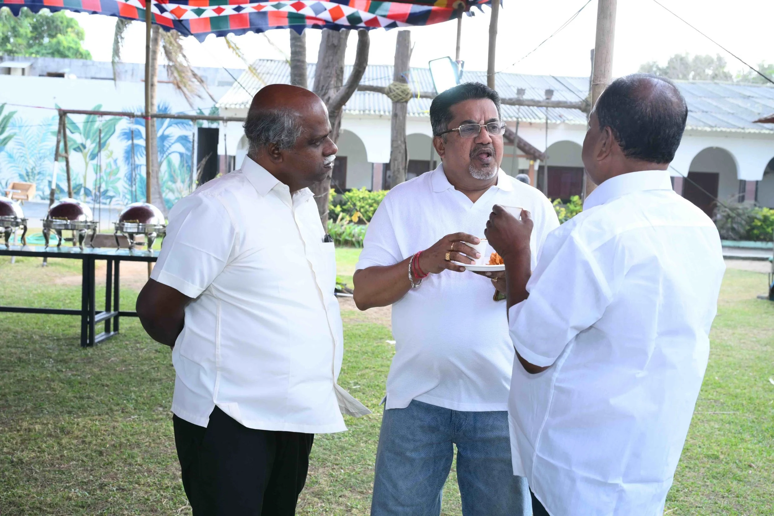 Manicks asking Kamalesh and Lekshmanan about their life in Nagercoil.