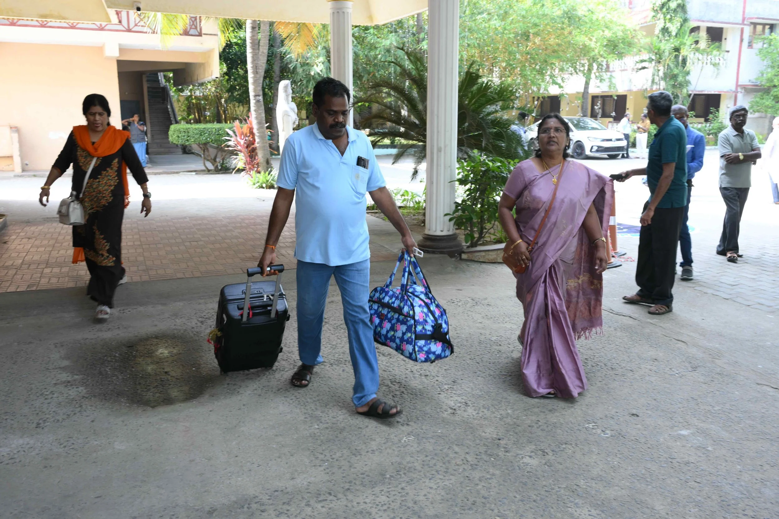 Shanthi arrives in style.