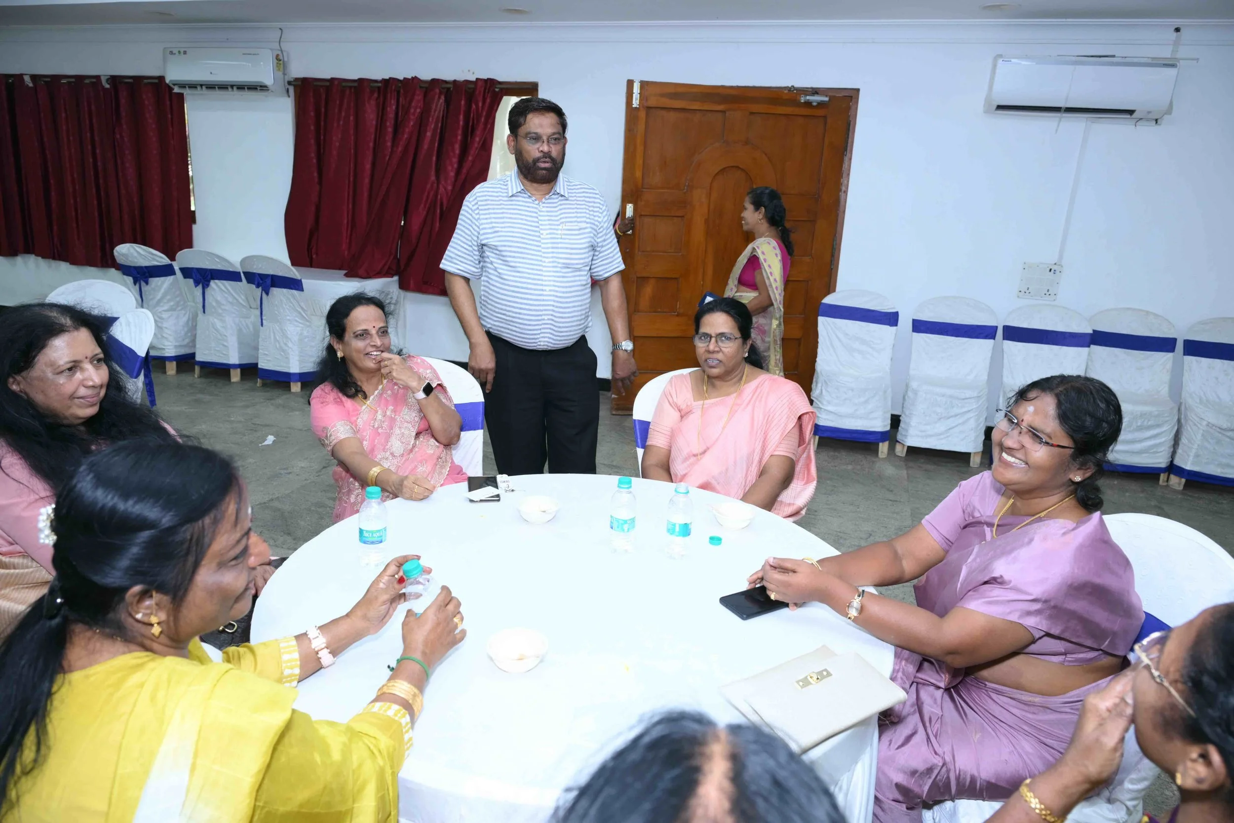 A.J the onlooker as the Arattai Arangam of Malarvizhi, Sadhana, Celine, Latha and Shanthi continues.