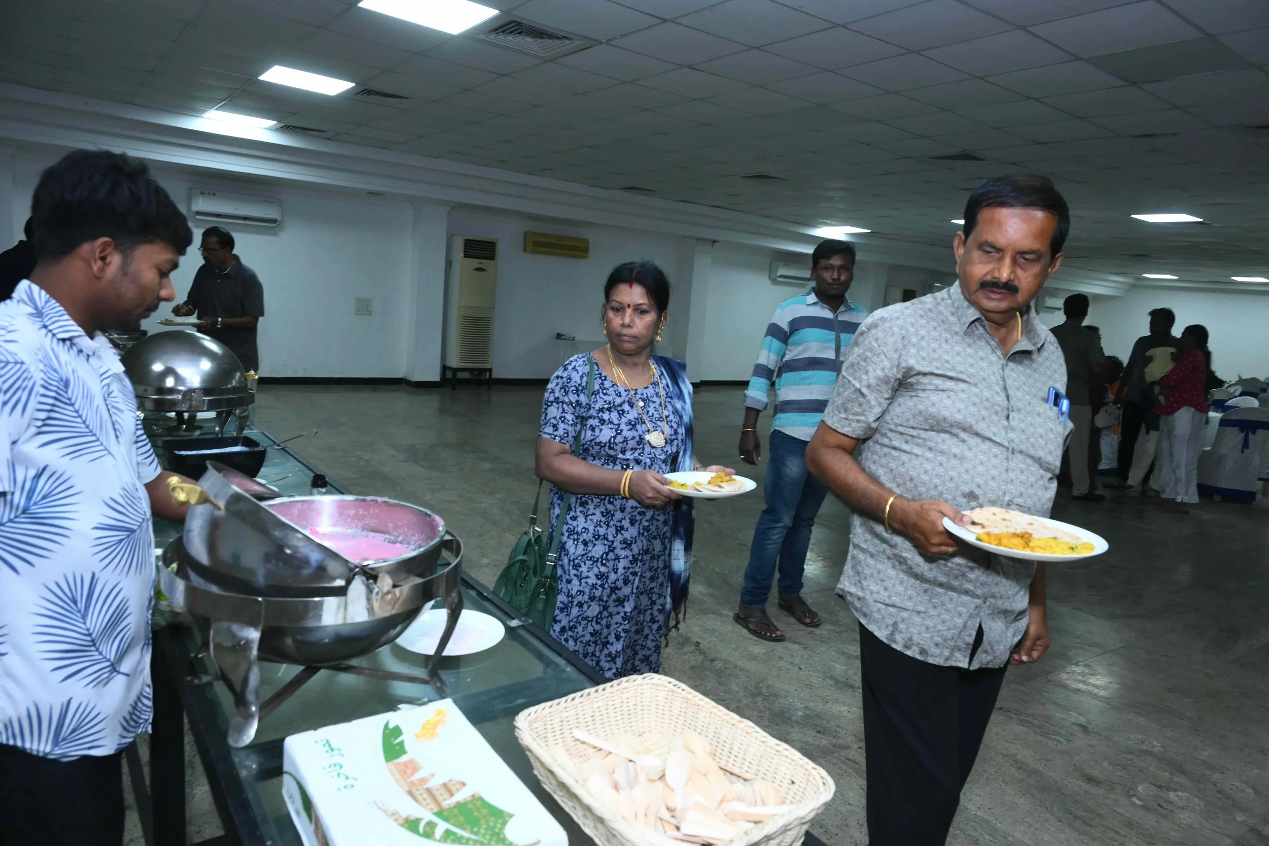 He brought his dear wife Rubarni to recommend what to eat.