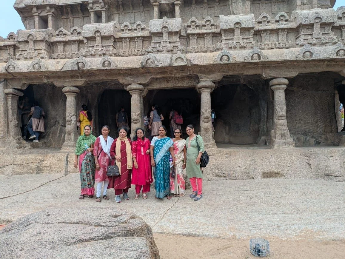 Long shot ladies spacial.