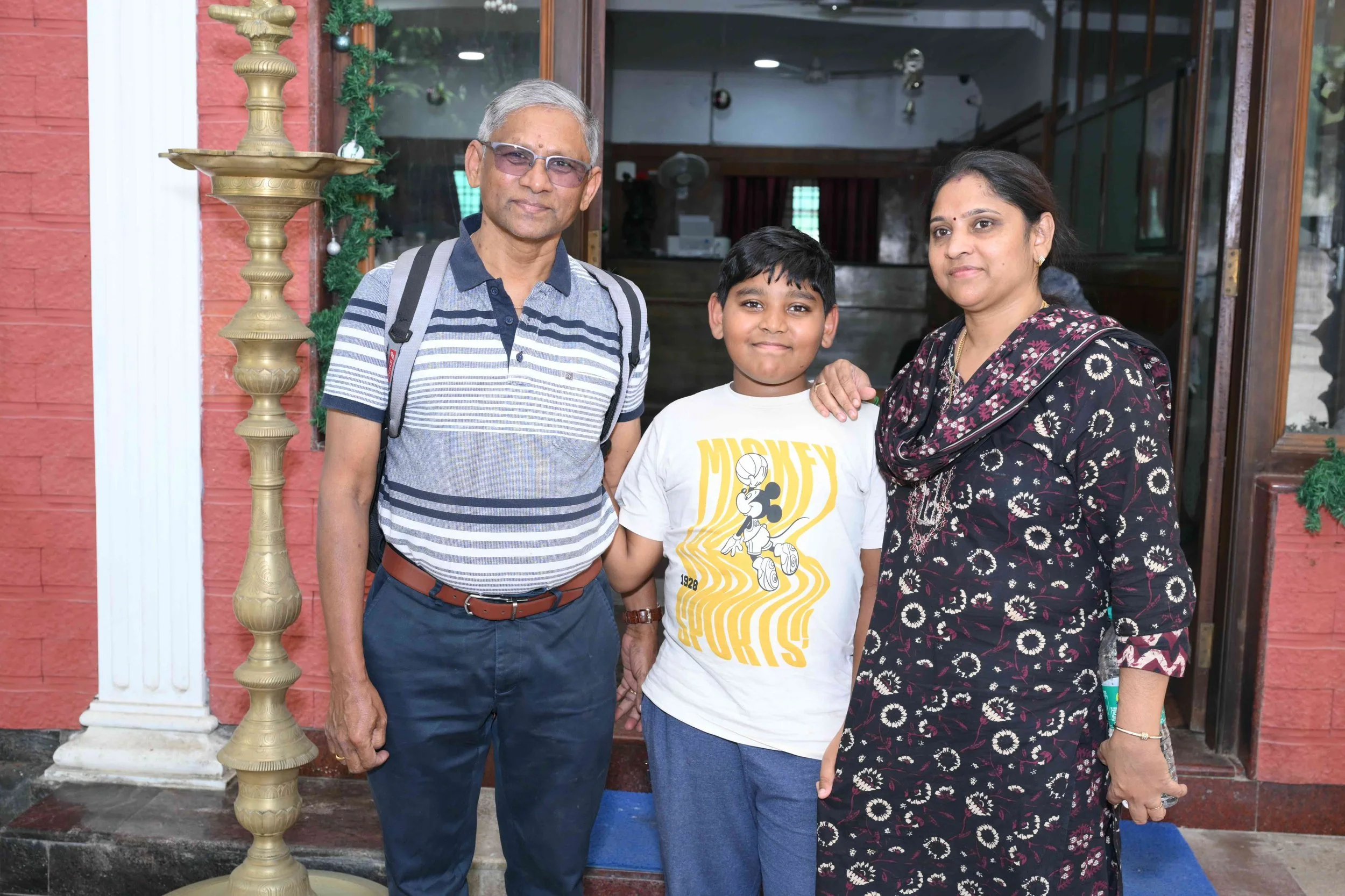 Kalimuthu arrives with his family members. His third son Dikshaanth and his dear wife Ponmalar.