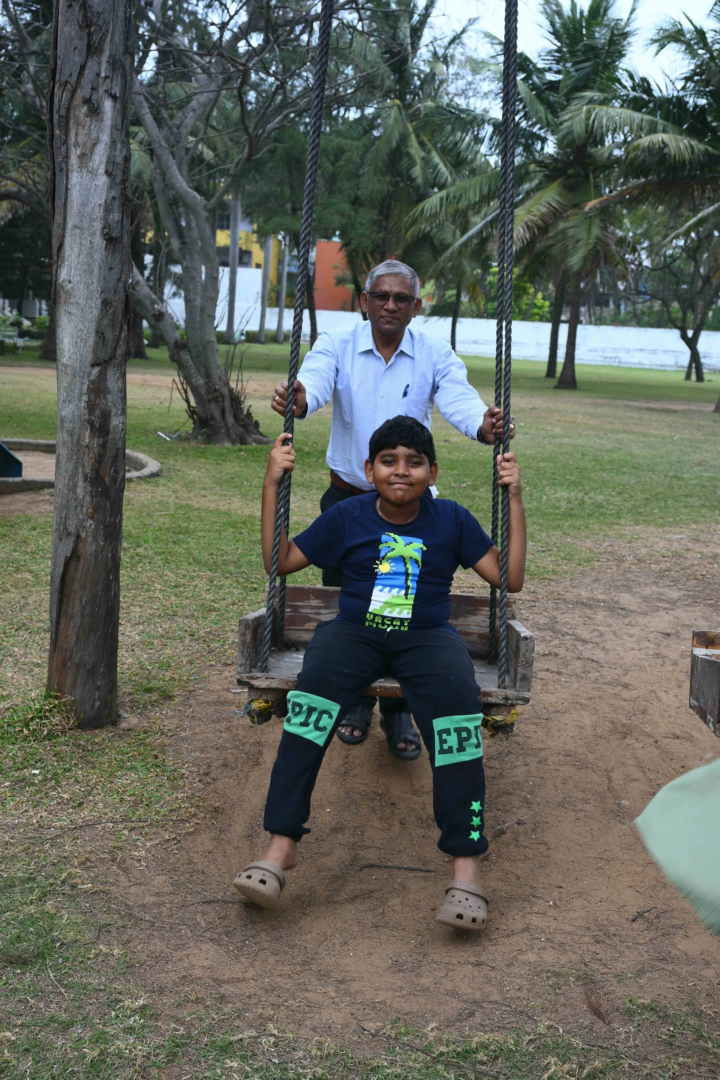சின்ன கண்ணன் அழைக்கிறான். Kalimuthu with his third son Dikshaanth.