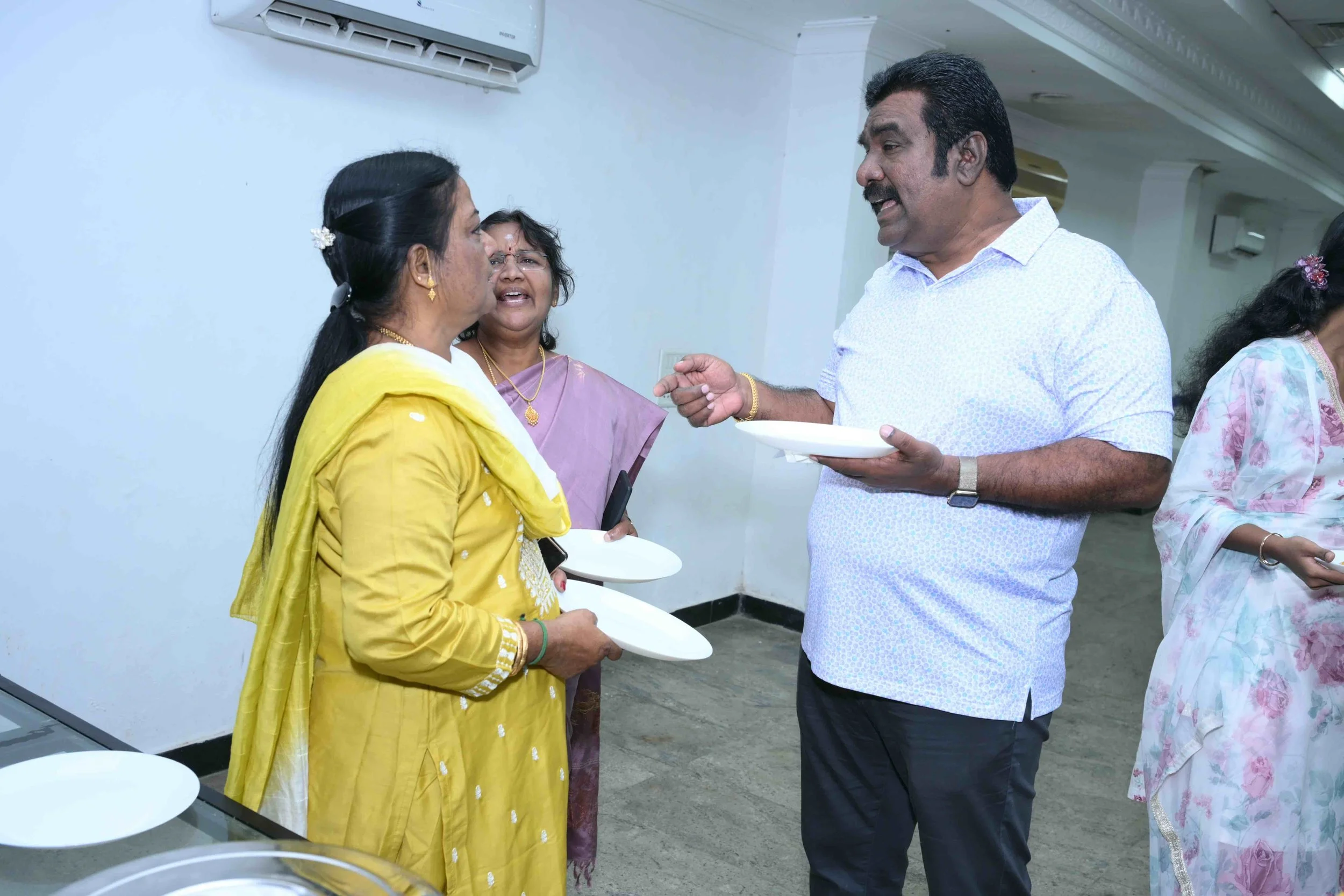 Prakash explains to his fellow Civil classmates why he deviated from Civil to Banking.