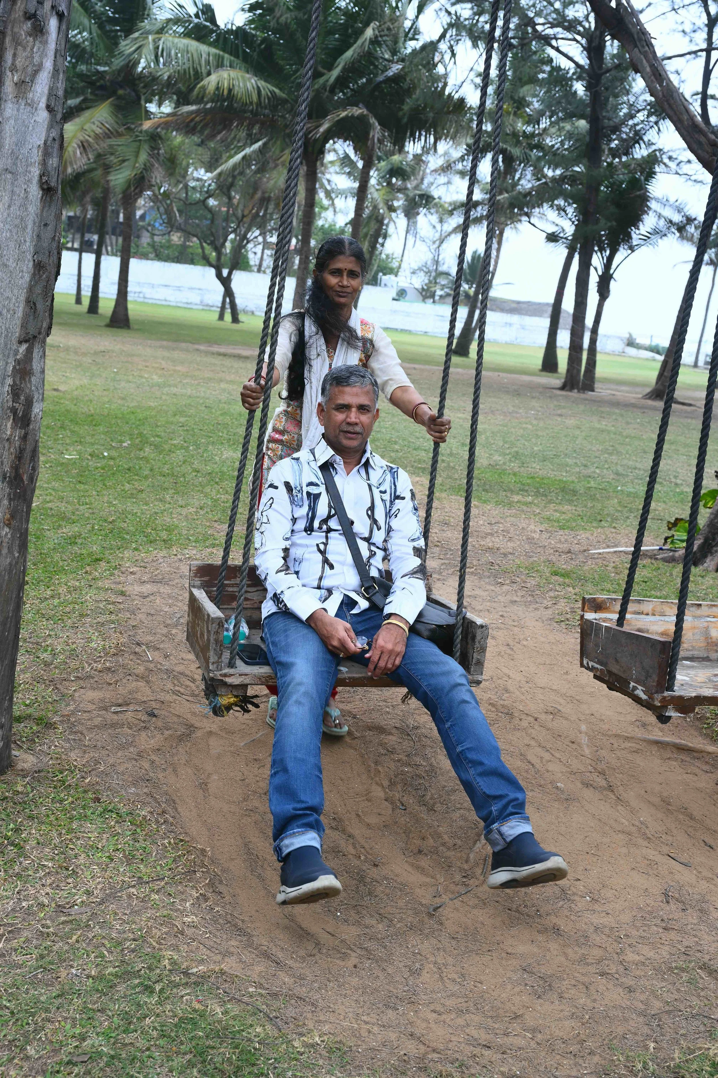 மலரே, குறிஞ்சி மலரே என பாடும் இளமை கொண்ட Murugesan + Bharathi.