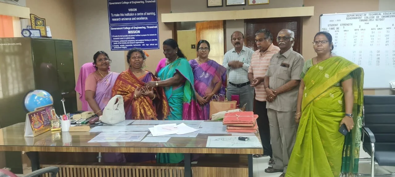 Our Nellai friends with the new GCE-TLY principal Muthumani (ECE-1987) on Oct/29/2025.