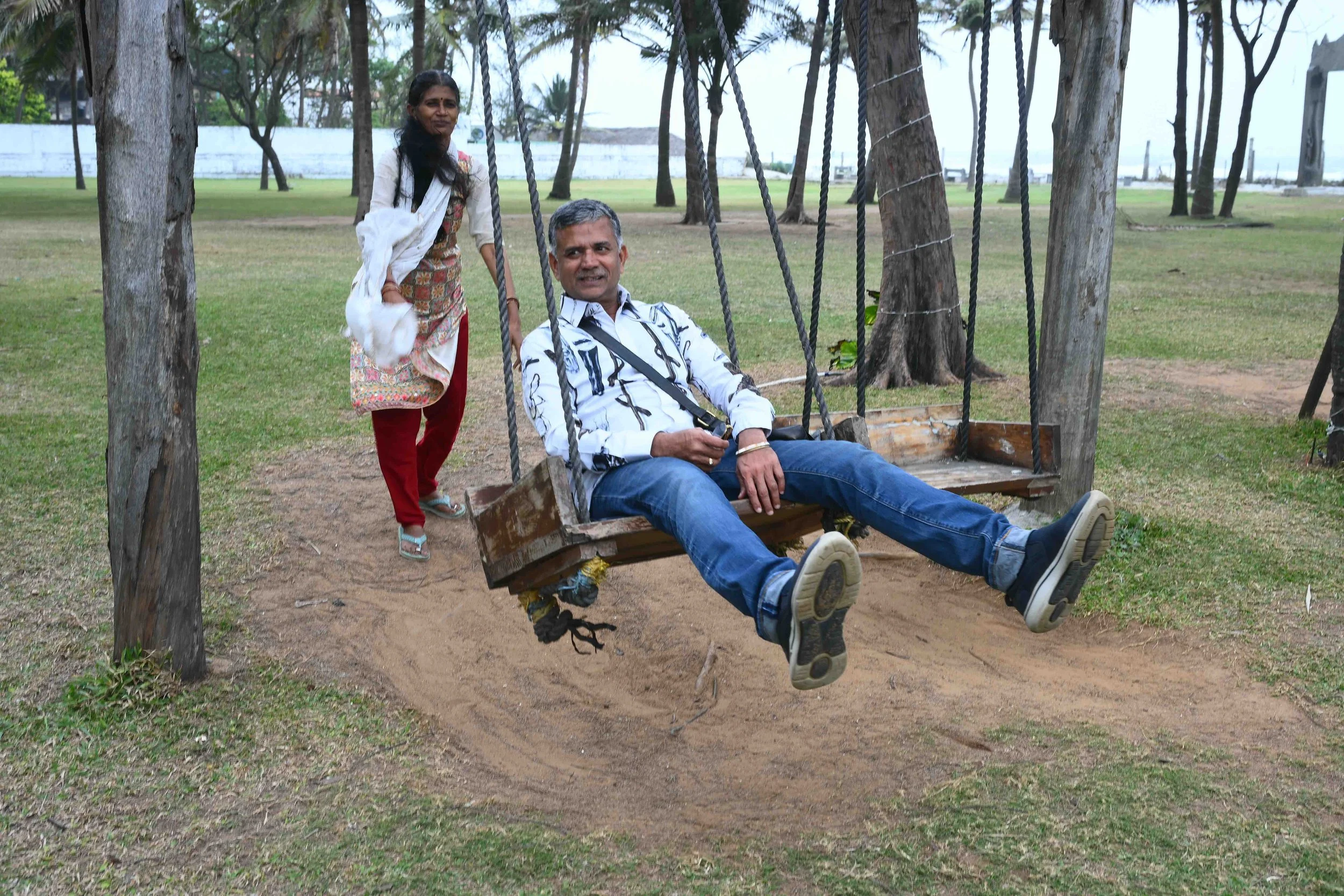 தாலாட்டுதே வானம், தள்ளாடுதே பூமி for Murugesan + Bharathi.